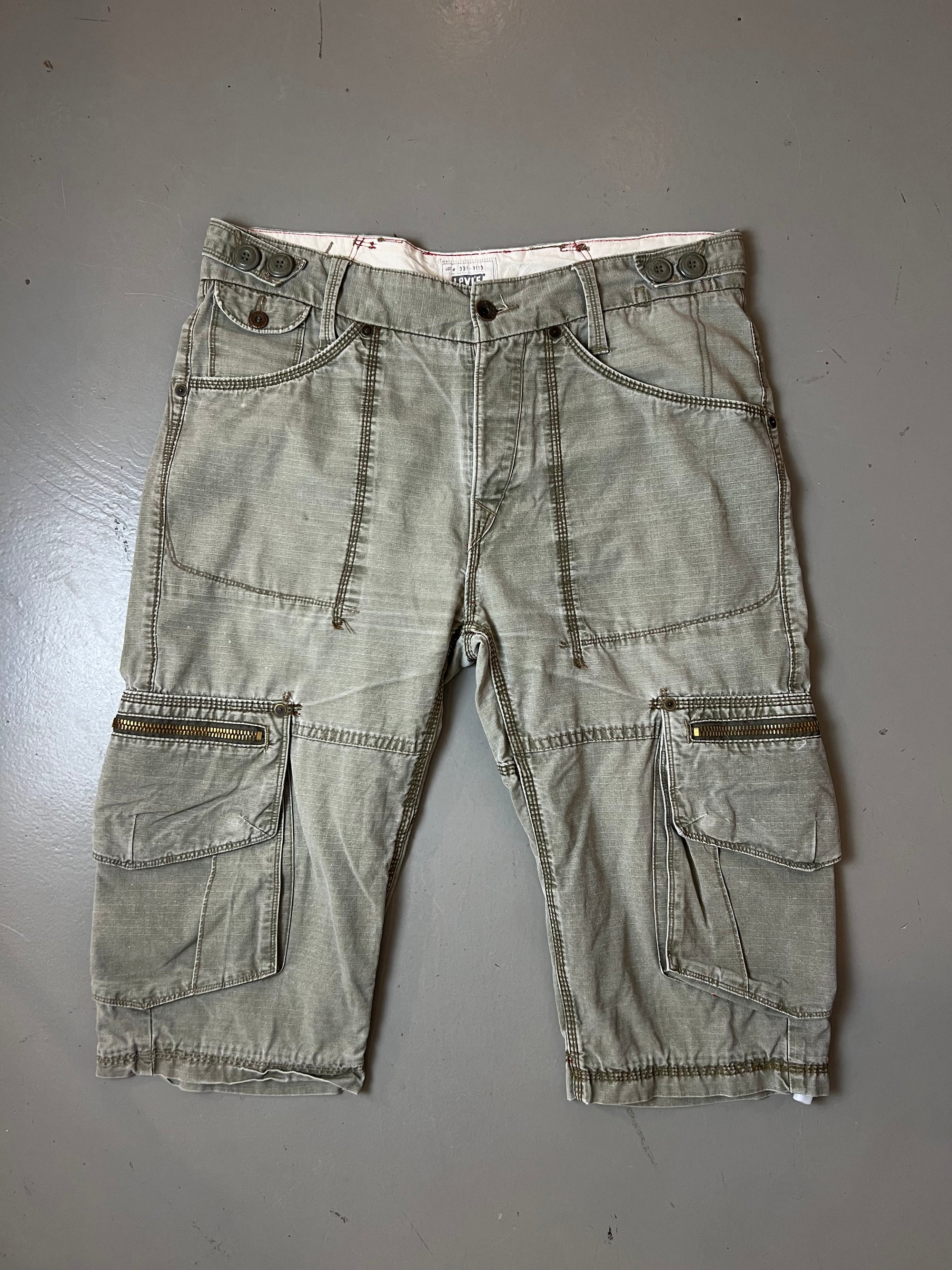 Vintage Levi’s Cargo Shorts L