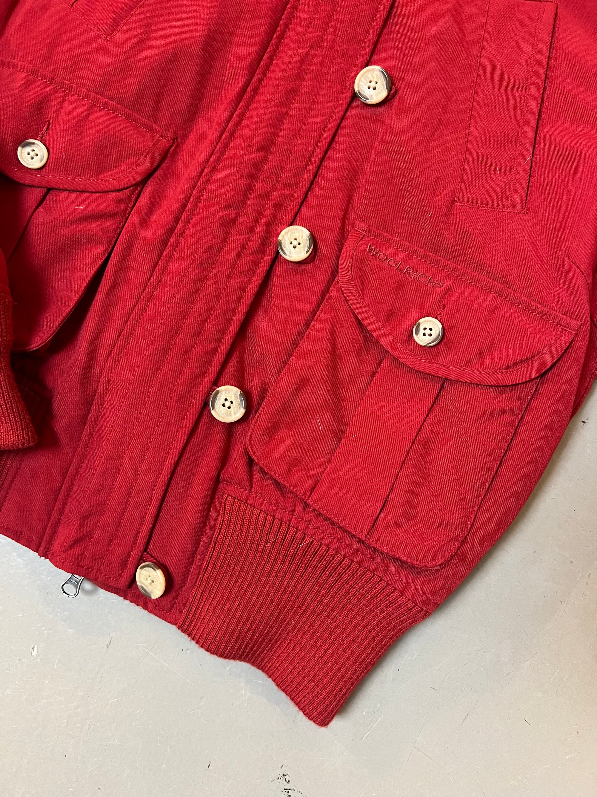 Zu sehen ist eine rote cropped Jacke von Woolrich