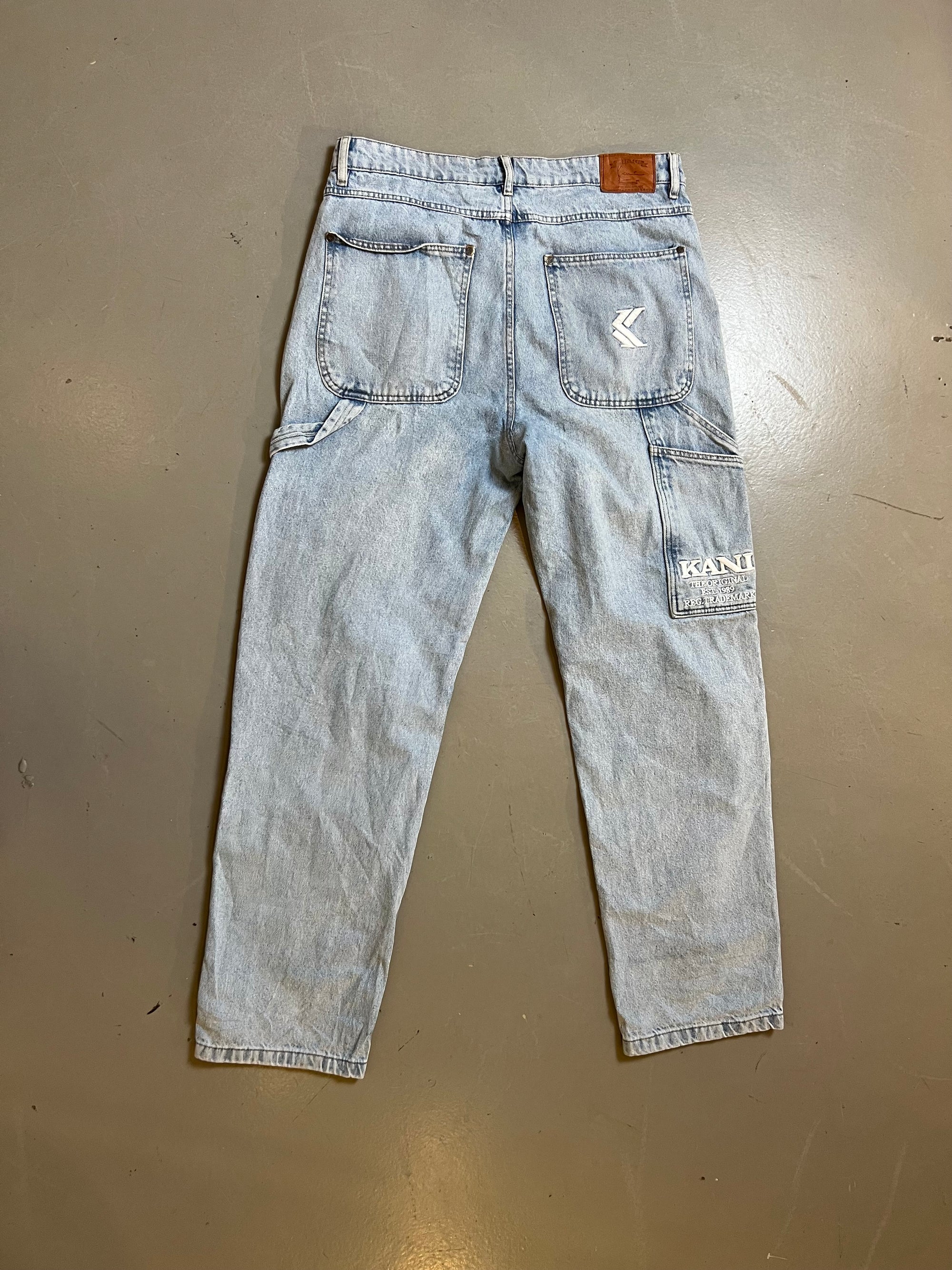 Zu sehen ist eine hellblaue baggy Jeans von Karl kani