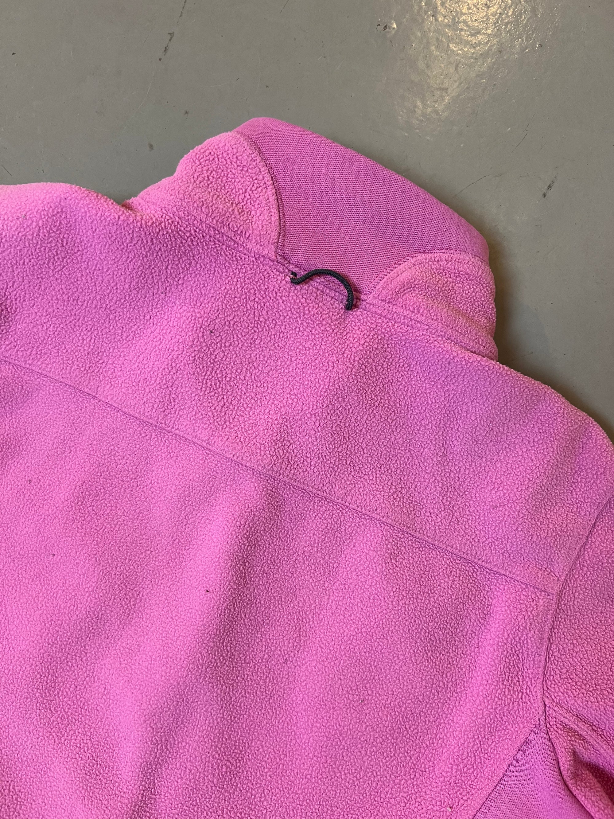 Zu sehen ist eine Pinke Fleece Jacke von Nike ACG