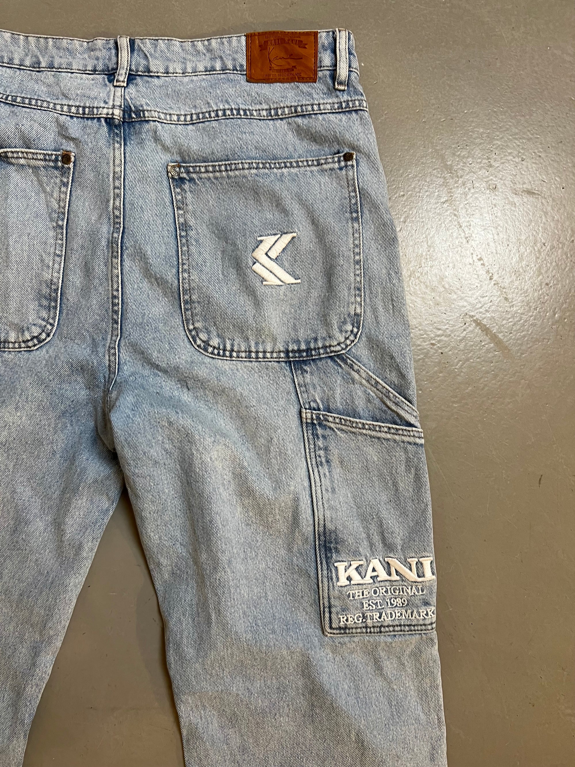 Zu sehen ist eine hellblaue baggy Jeans von Karl kani