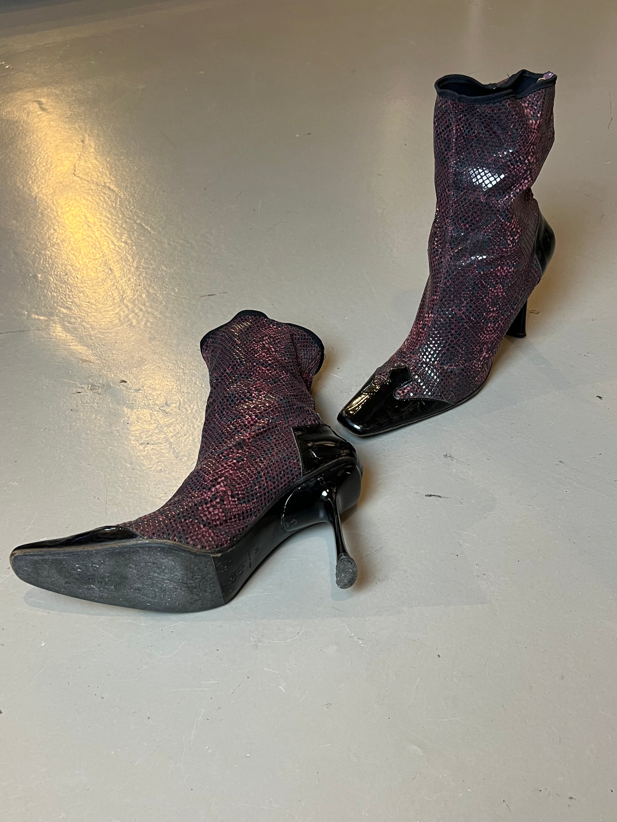 Zu sehen sind lila Vintage Snake Heels vor einem grauen Hintergrund.