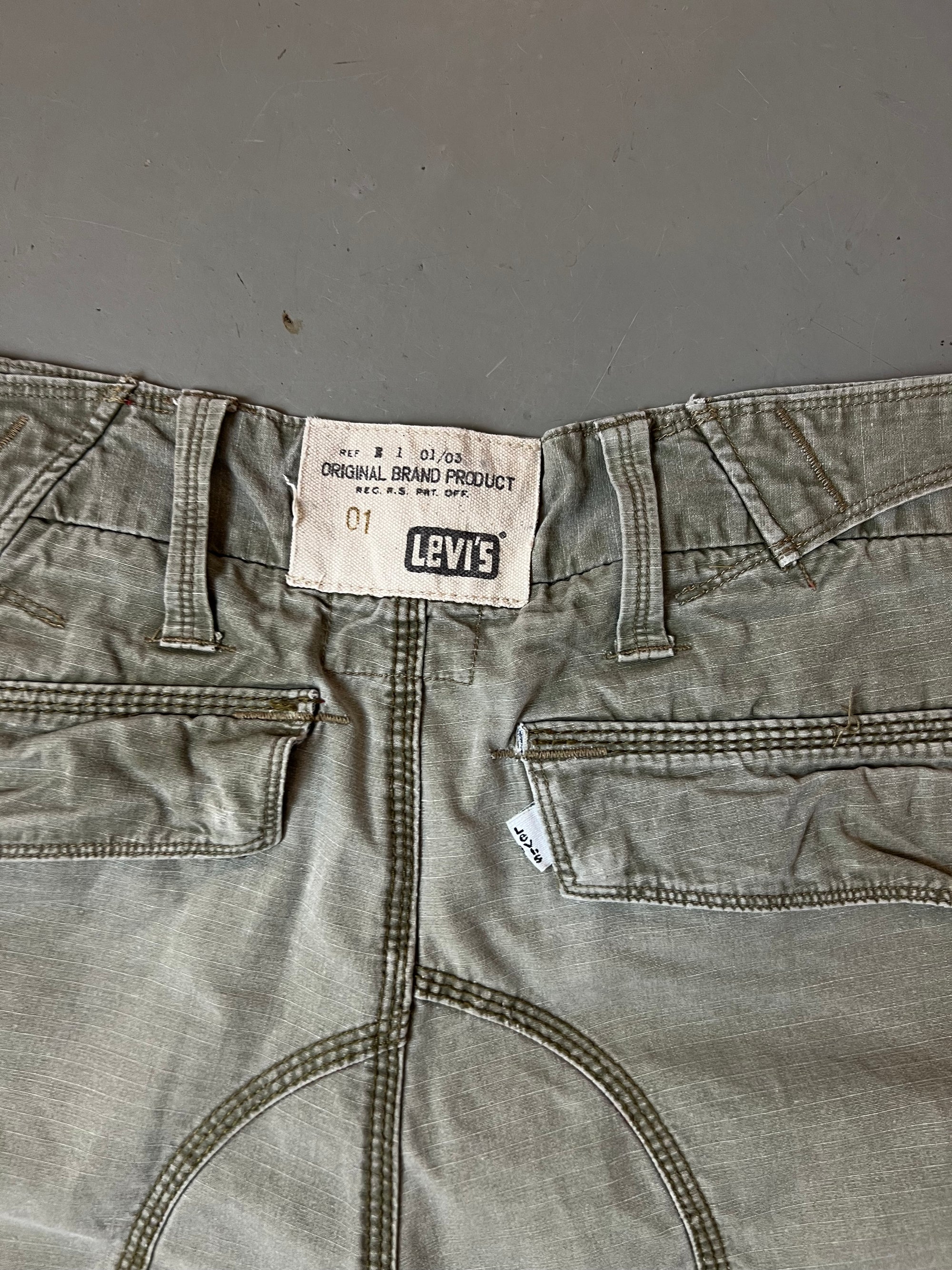 Vintage Levi’s Cargo Shorts L