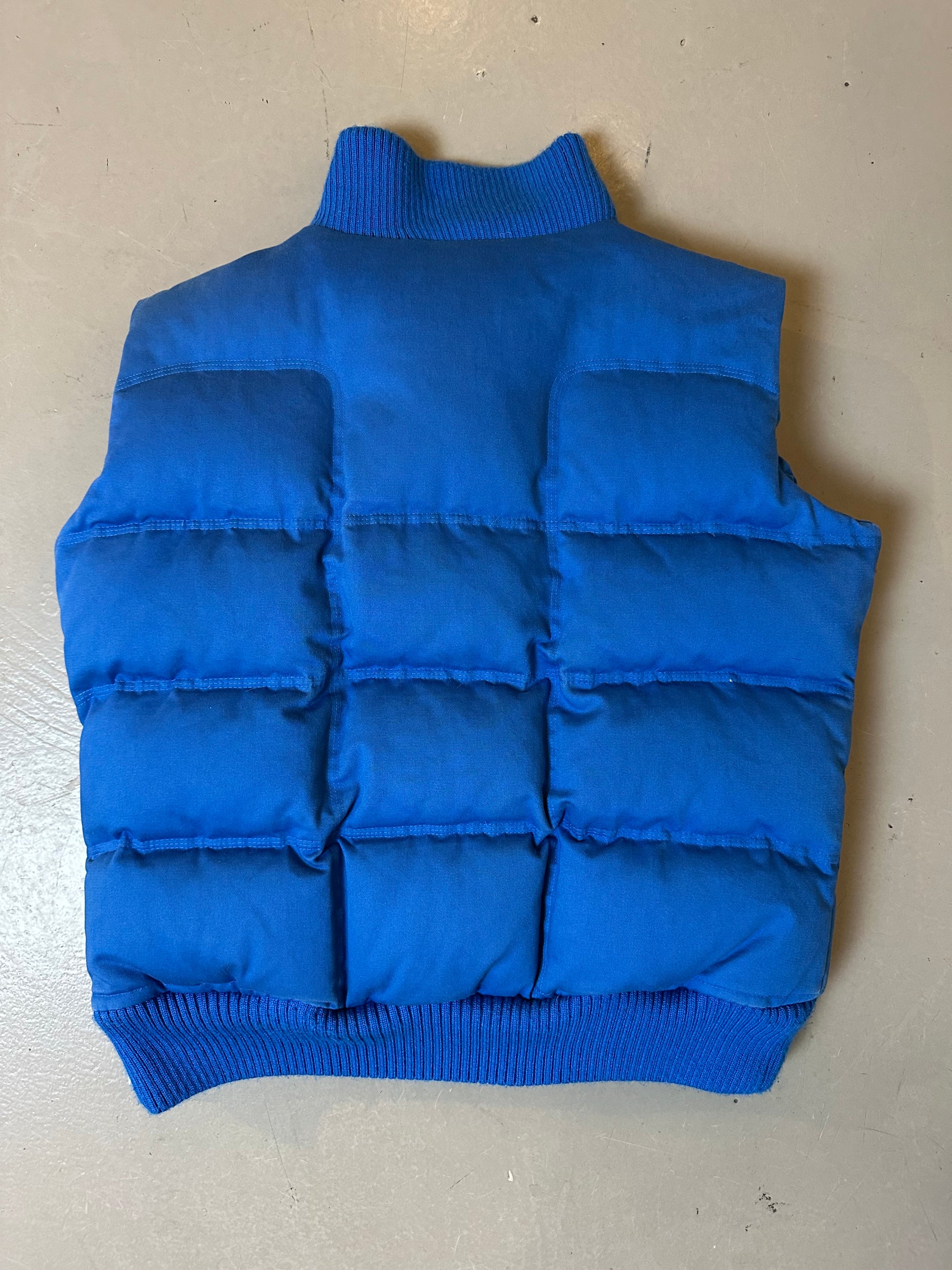 Zu sehen ist eine blaue Puffer este von Nike in M/L