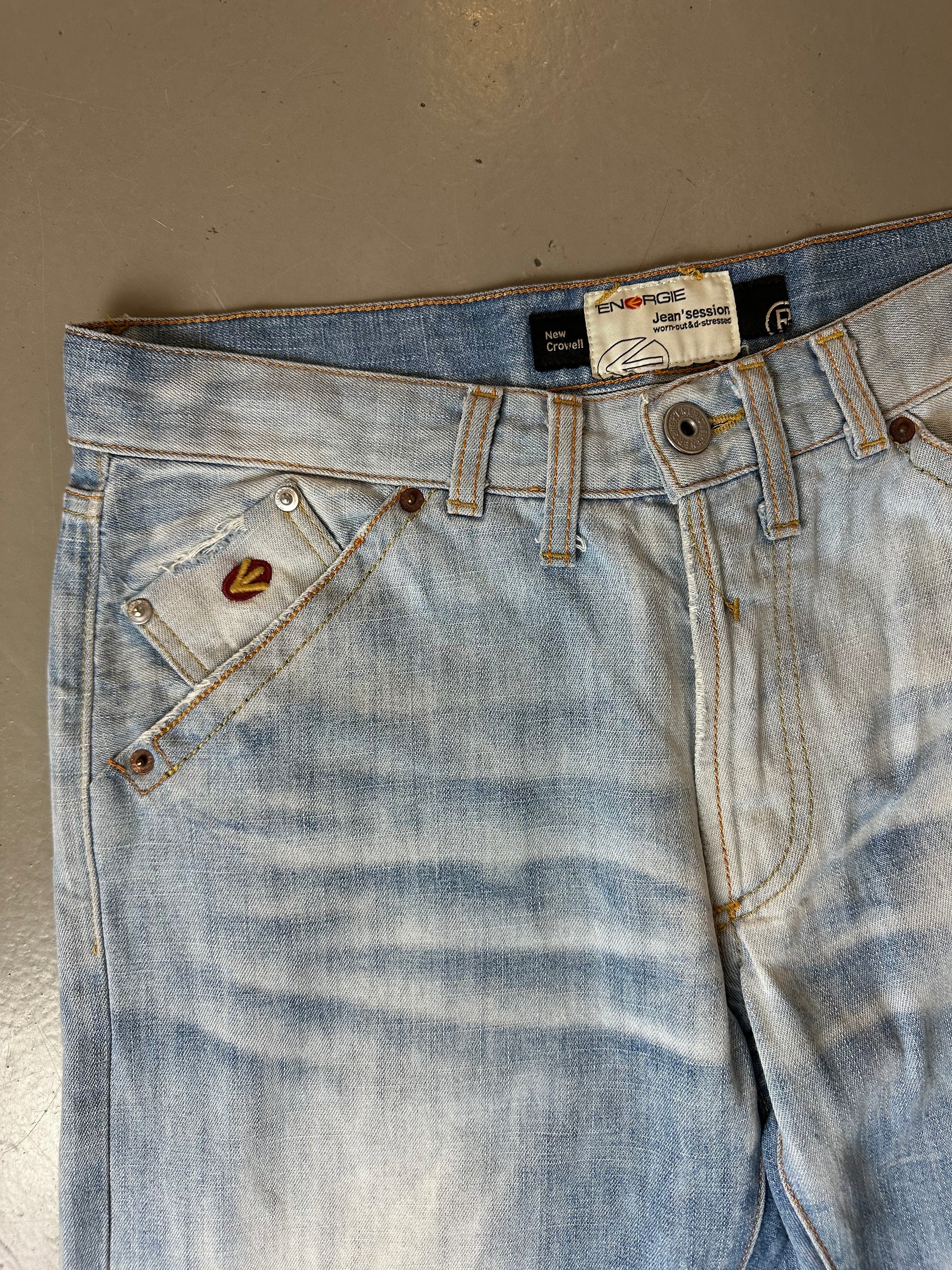 Zu sehen ist eine blaue baggy Jeans Hose von Energie in Größe M/L