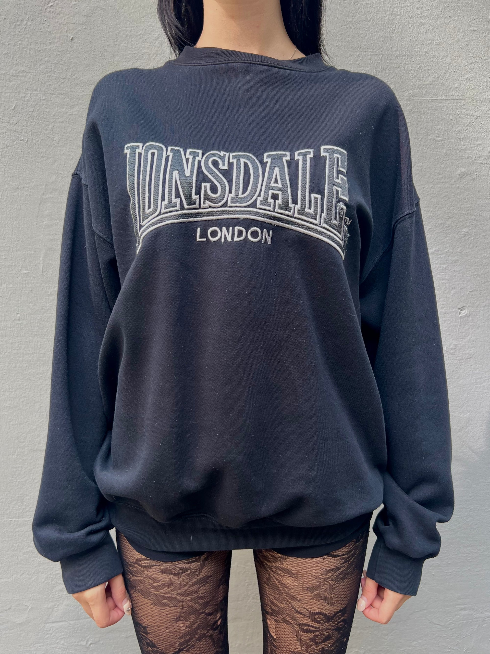 Zu sehen ist ein schwarzer oversized Pullover von Lonsdale mit Logo Print in XL