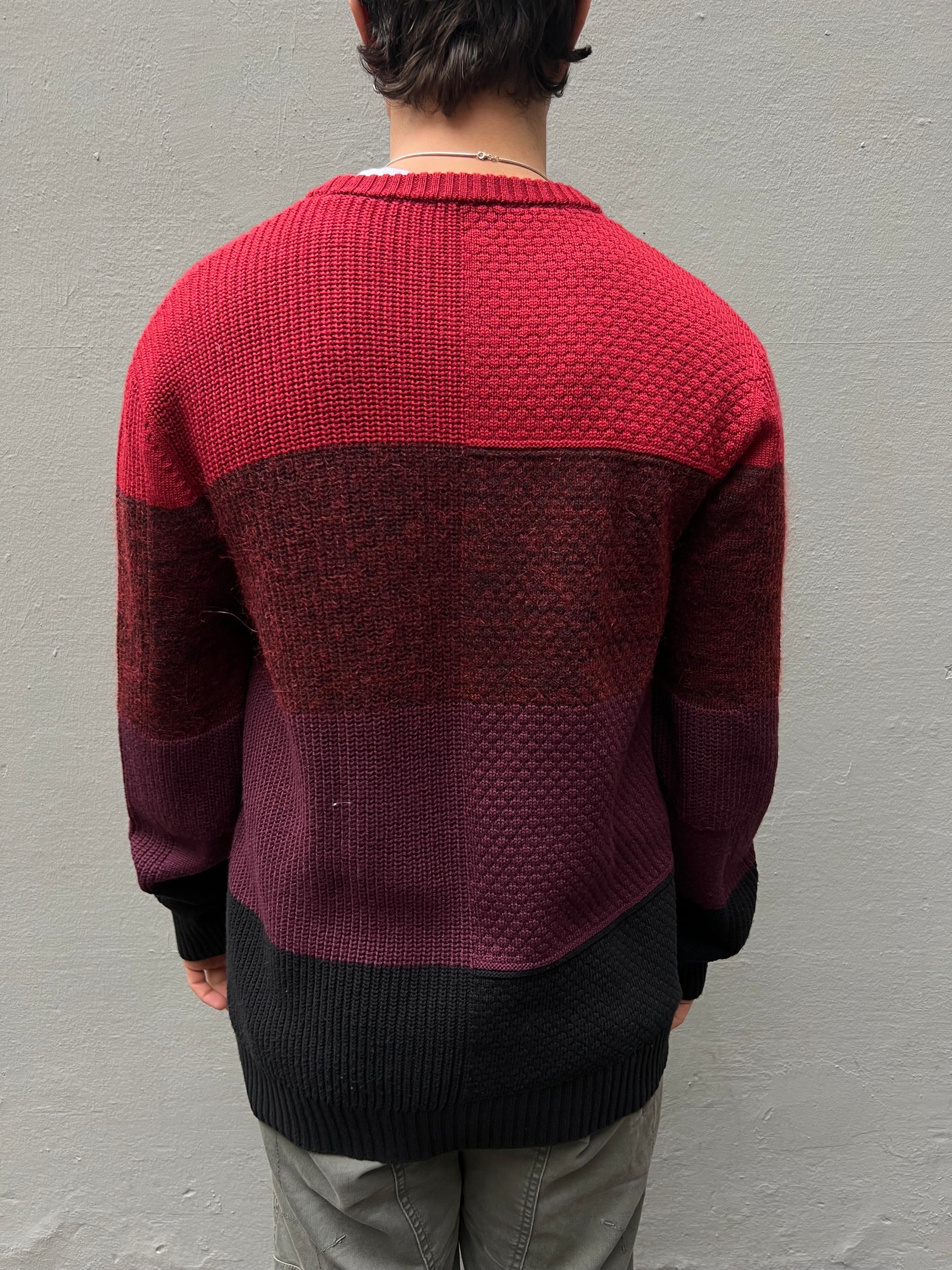 Zu sehen ist ein strickpullover von Diesel in verschiedenen rot Farben 