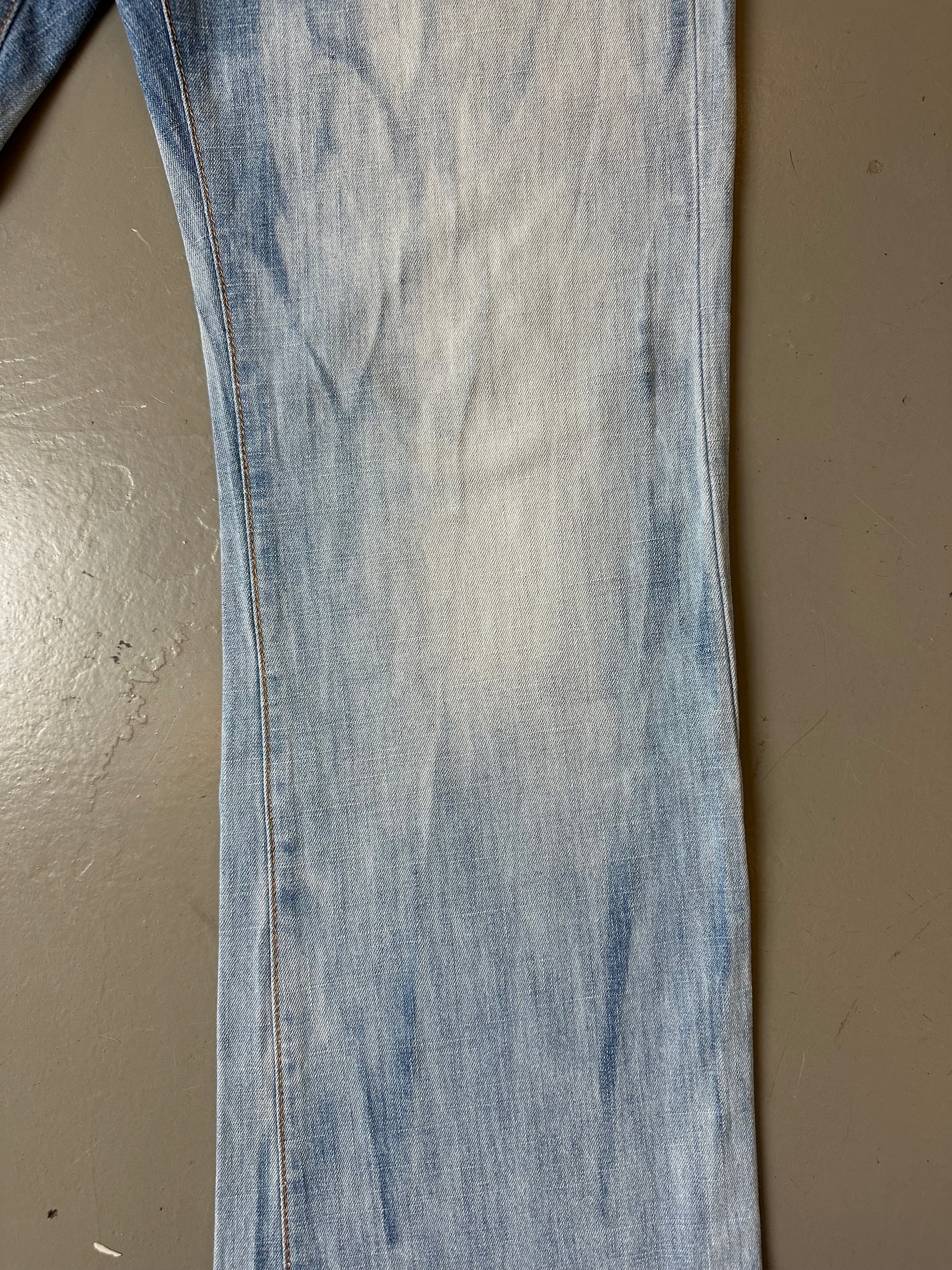 Zu sehen ist eine blaue baggy Jeans Hose von Energie in Größe M/L