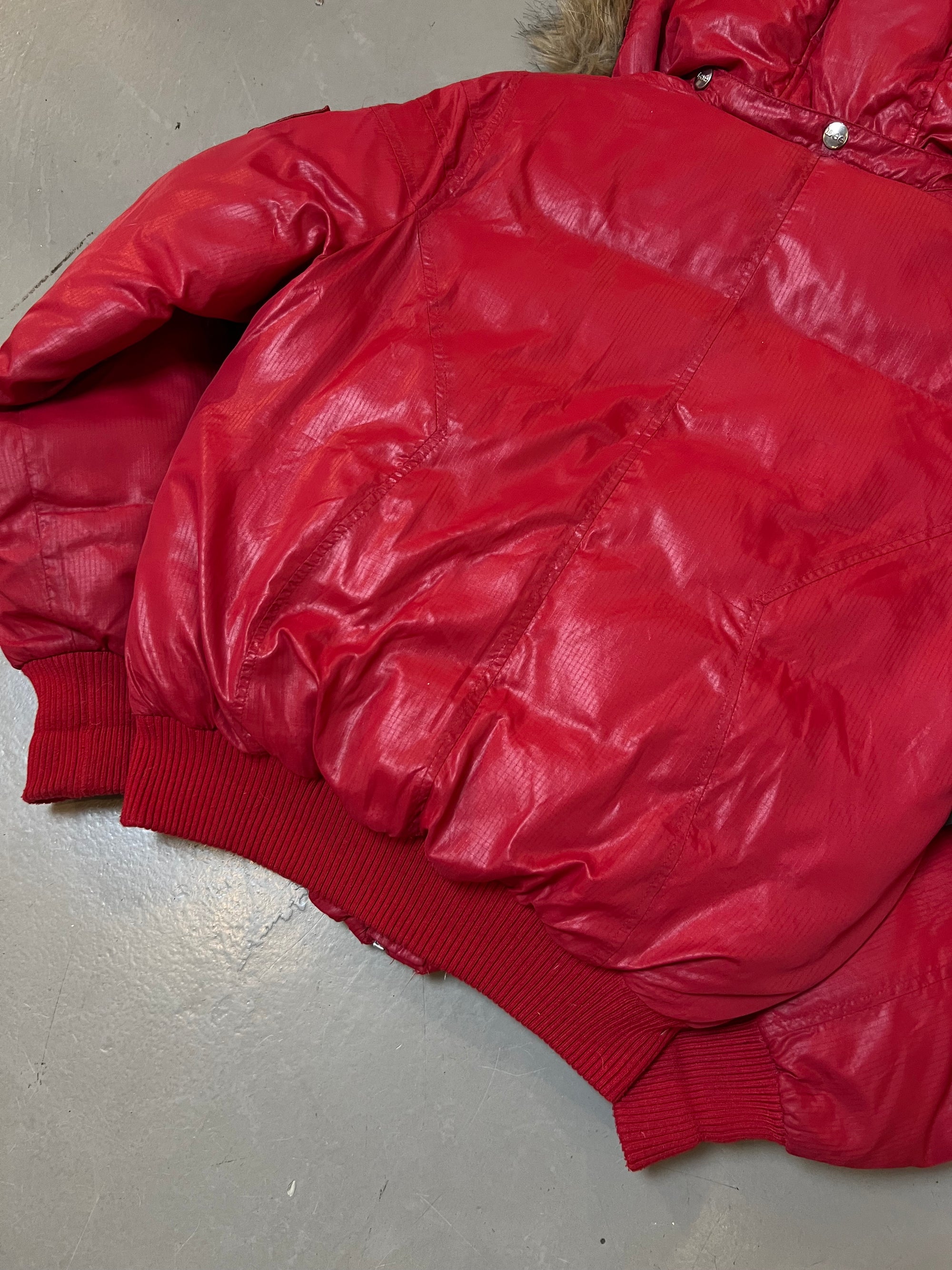 Zu sehen ist eine Pink/rote Pufferjacke von Lee cropped mit Fell Kaputze