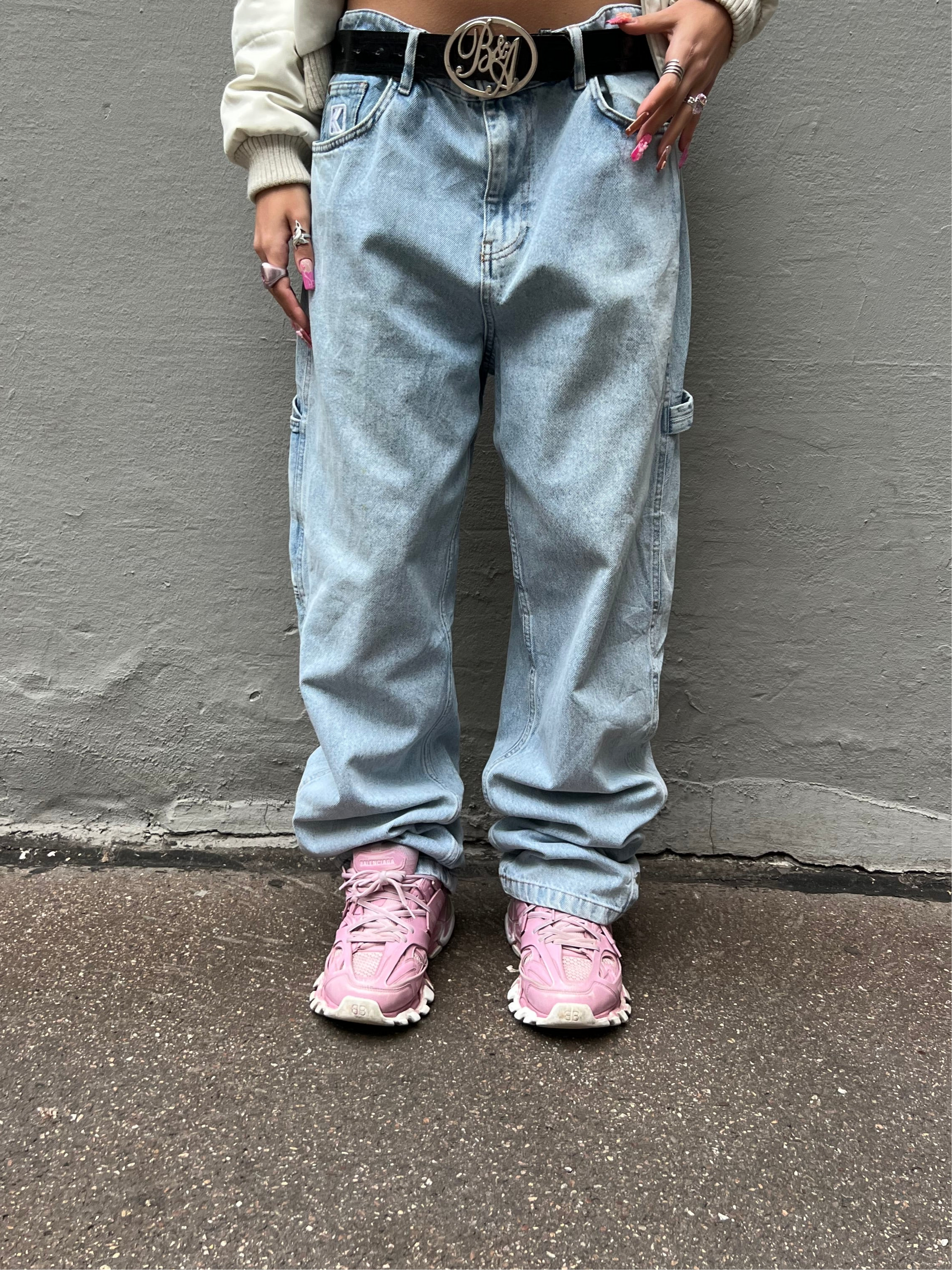 Zu sehen ist eine hellblaue baggy Jeans von Karl kani