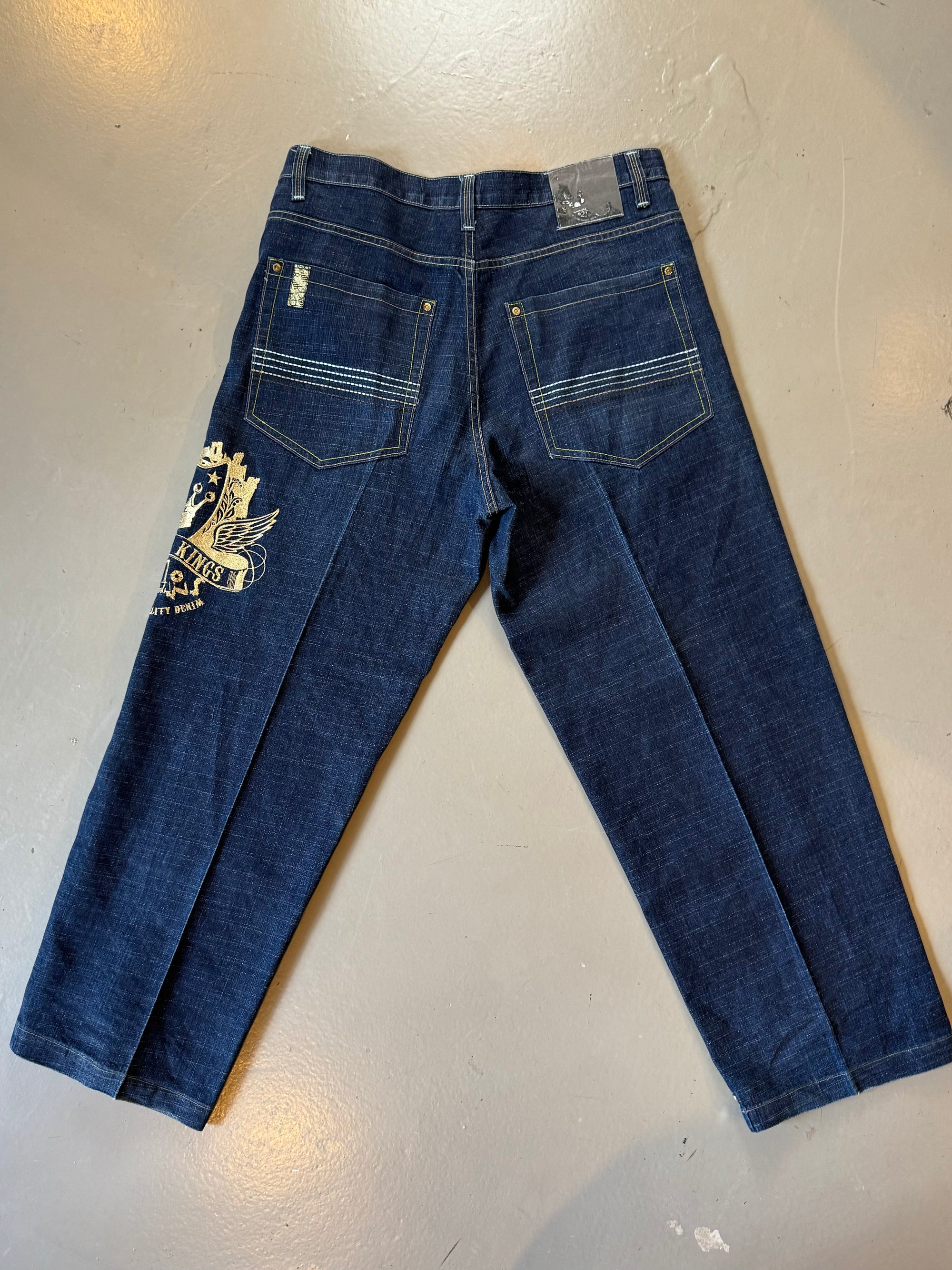 Zu sehen ist eine dunkelblaue baggy Jeans mit Gold Print von soutpole in L