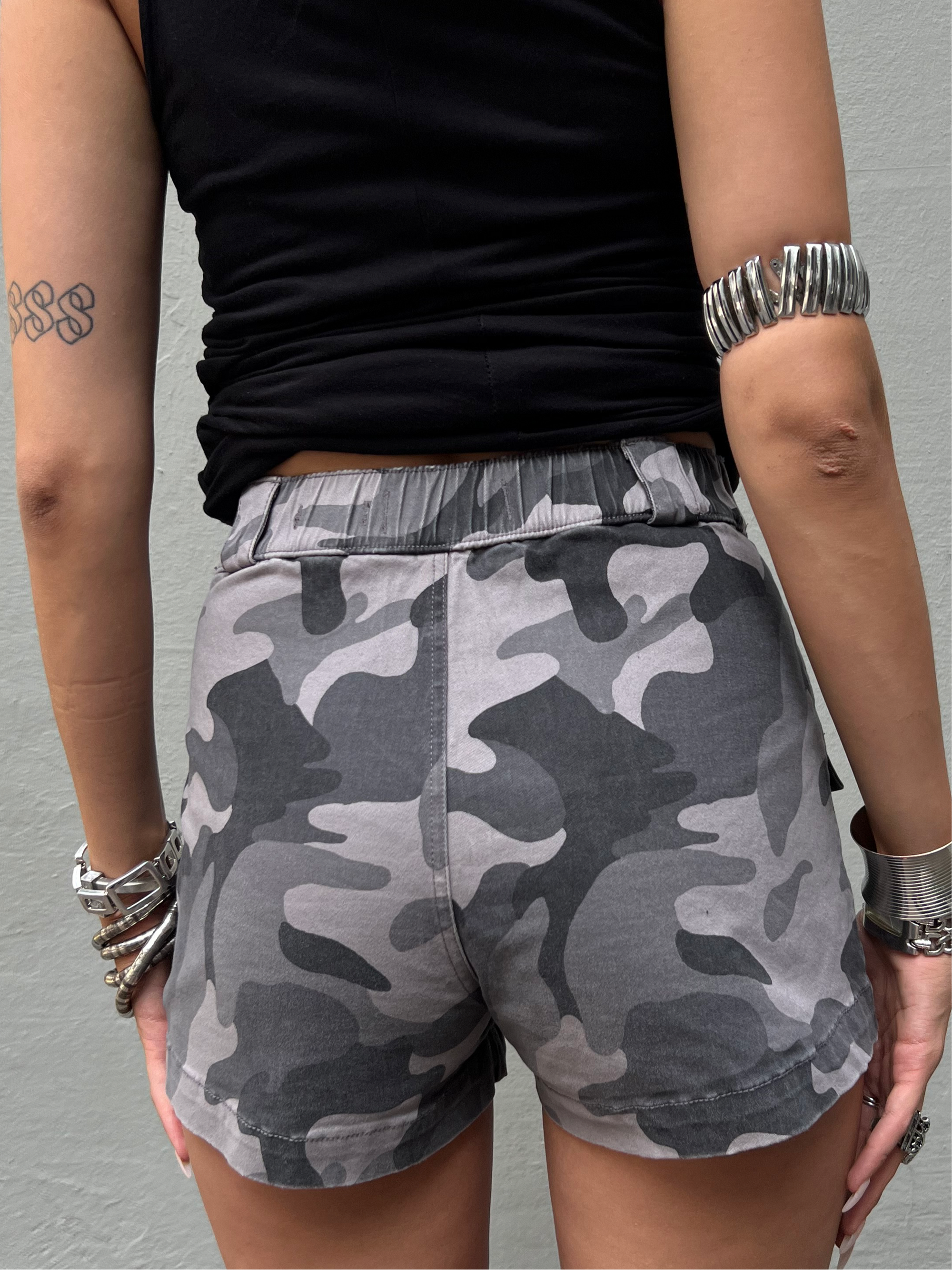 Zu sehen ist eine kurze graue Camo Hose.