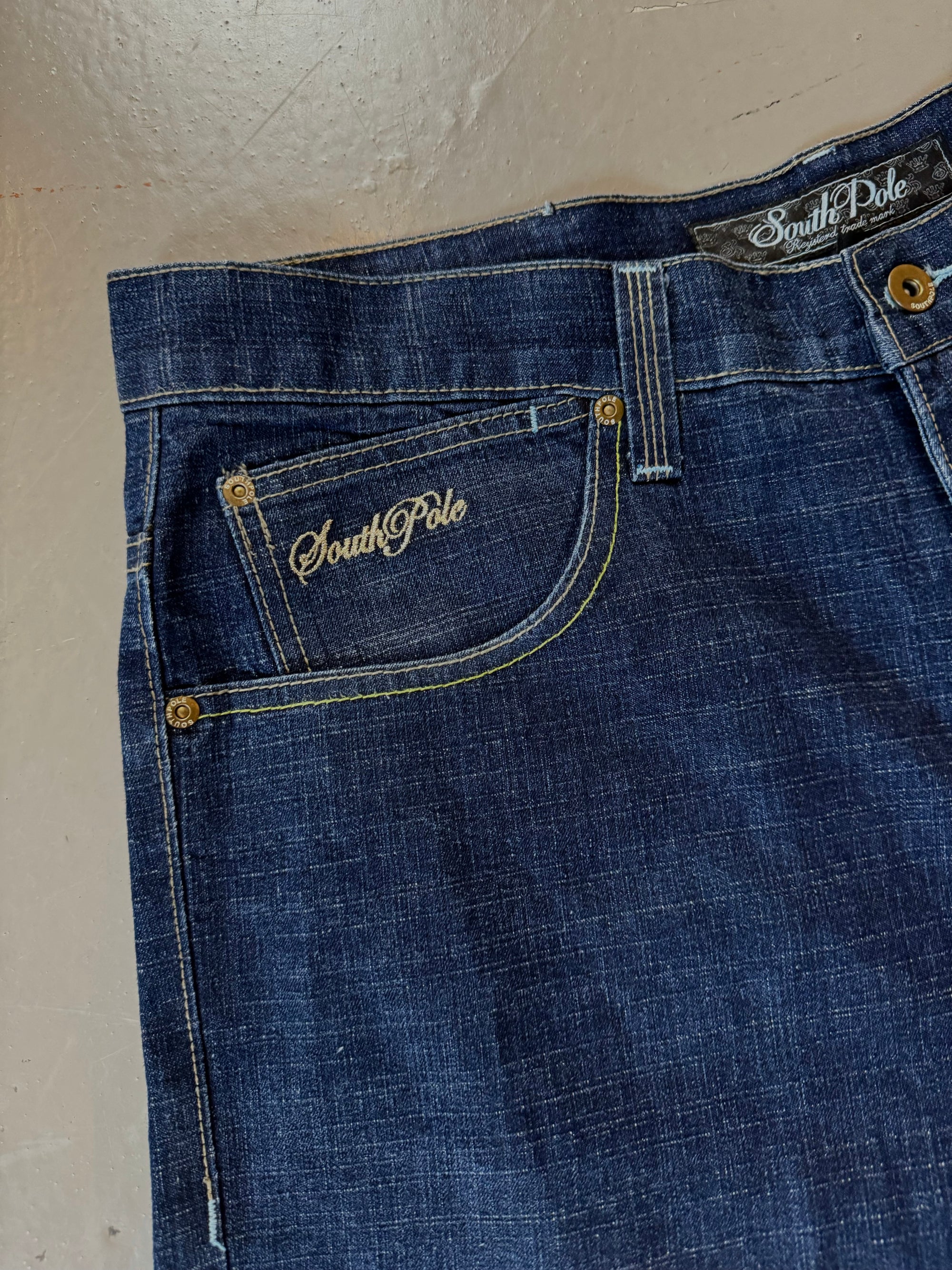 Zu sehen ist eine dunkelblaue baggy Jeans mit Gold Print von soutpole in L