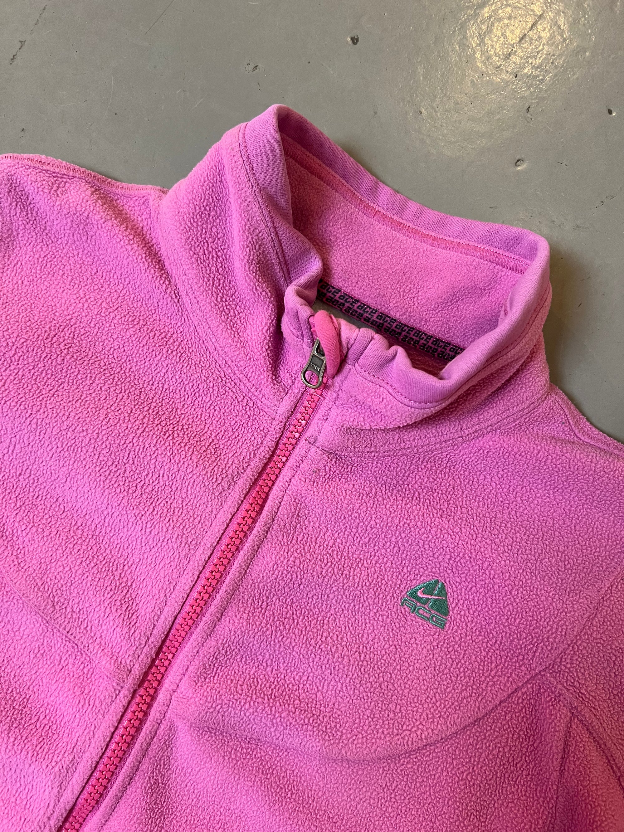 Zu sehen ist eine Pinke Fleece Jacke von Nike ACG