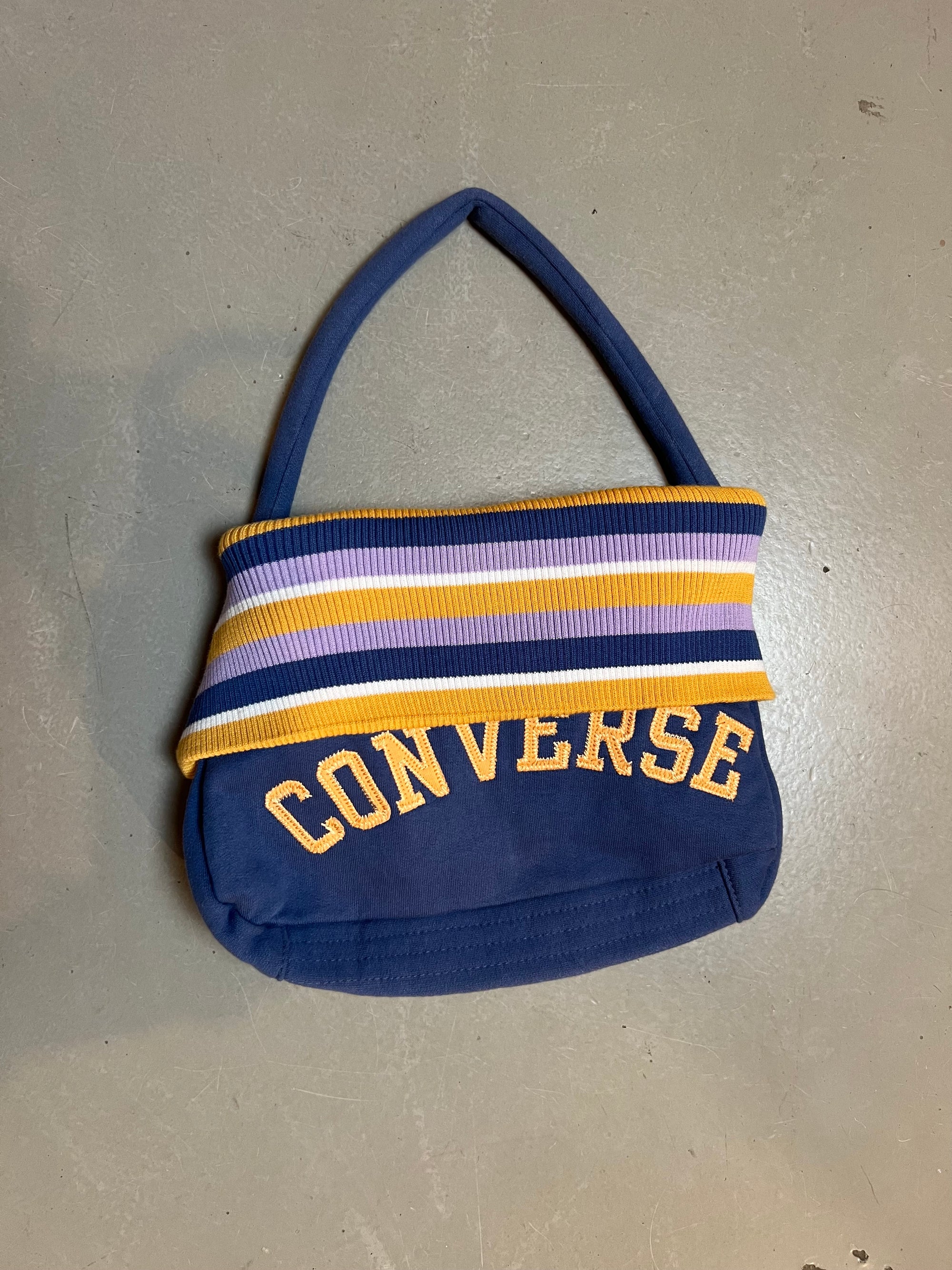 Zu sehnest eine blau gelbe stofftasche von converse im 80s Stil 