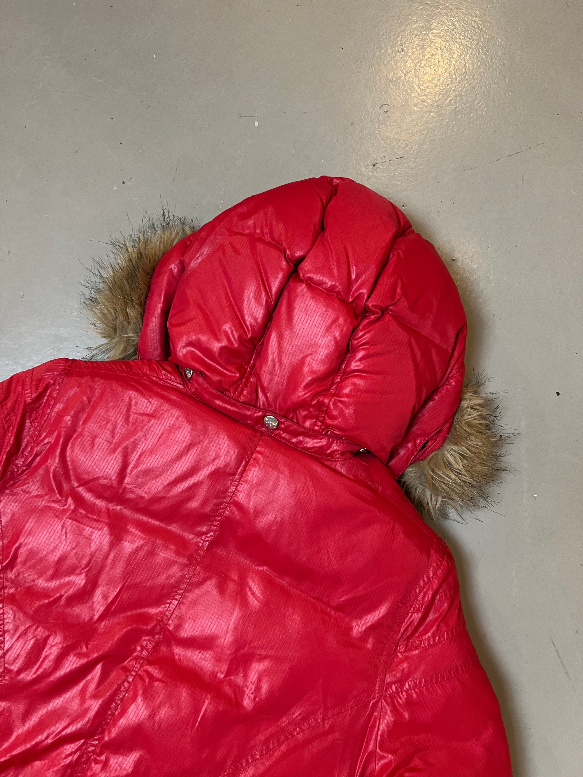 Zu sehen ist eine Pink/rote Pufferjacke von Lee cropped mit Fell Kaputze