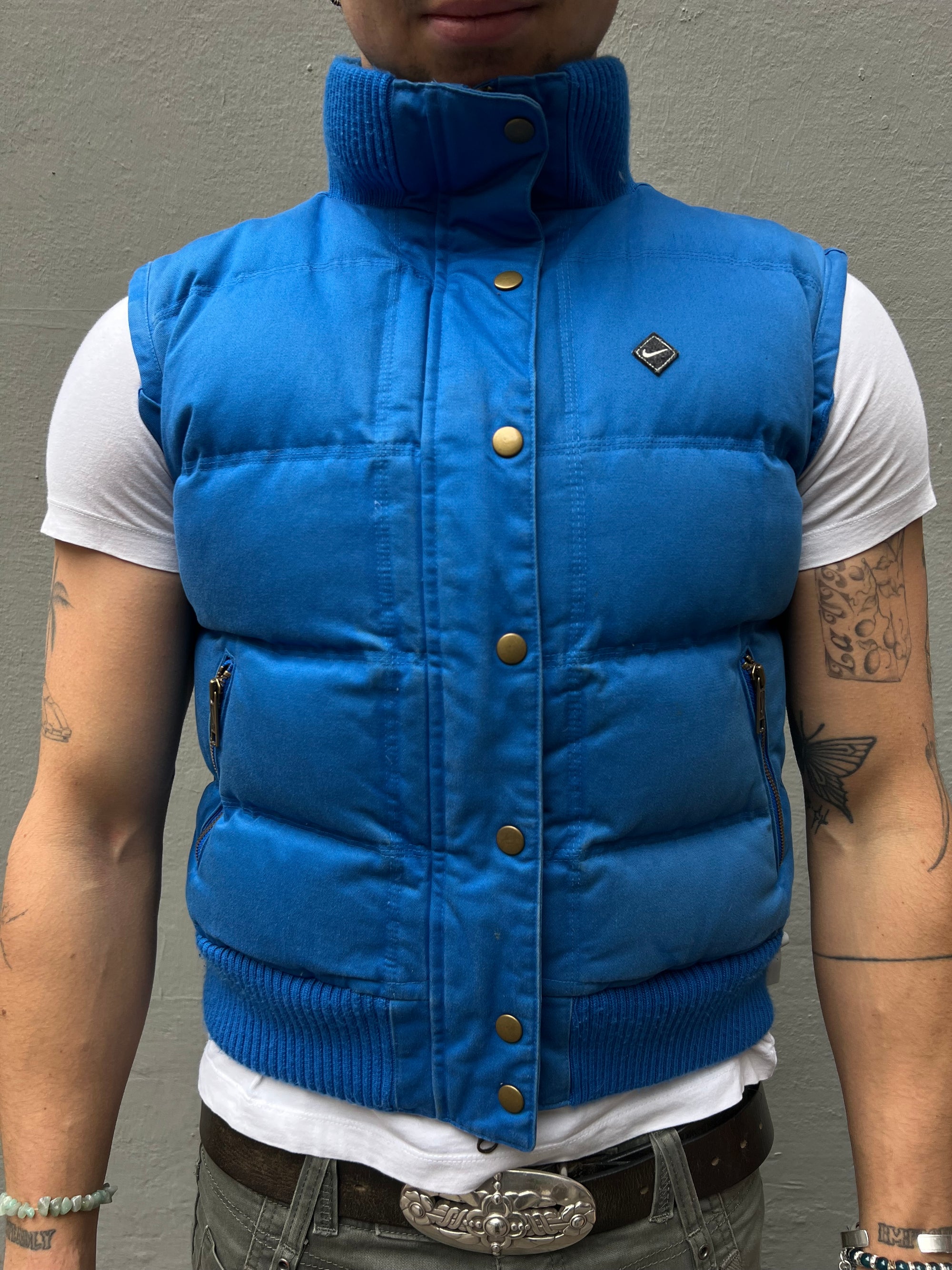 Zu sehen ist eine blaue Puffer este von Nike in M/L