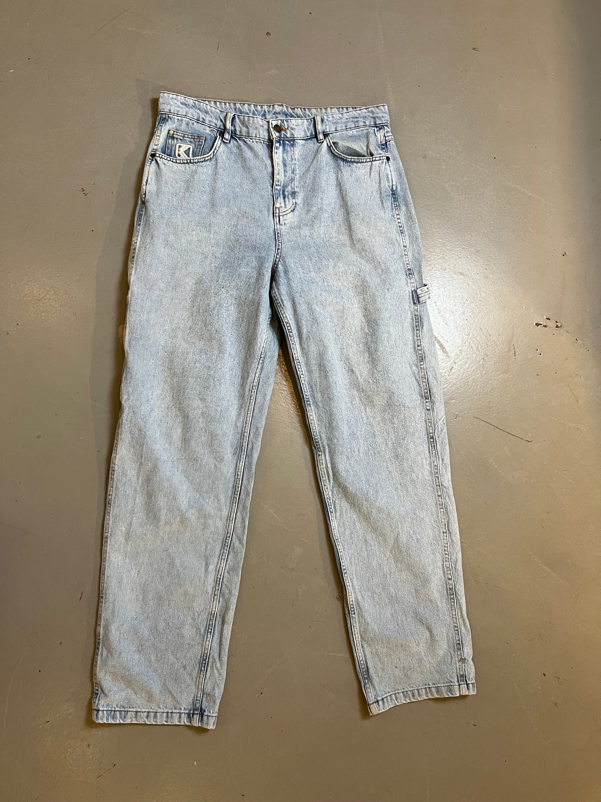 Zu sehen ist eine hellblaue baggy Jeans von Karl kani