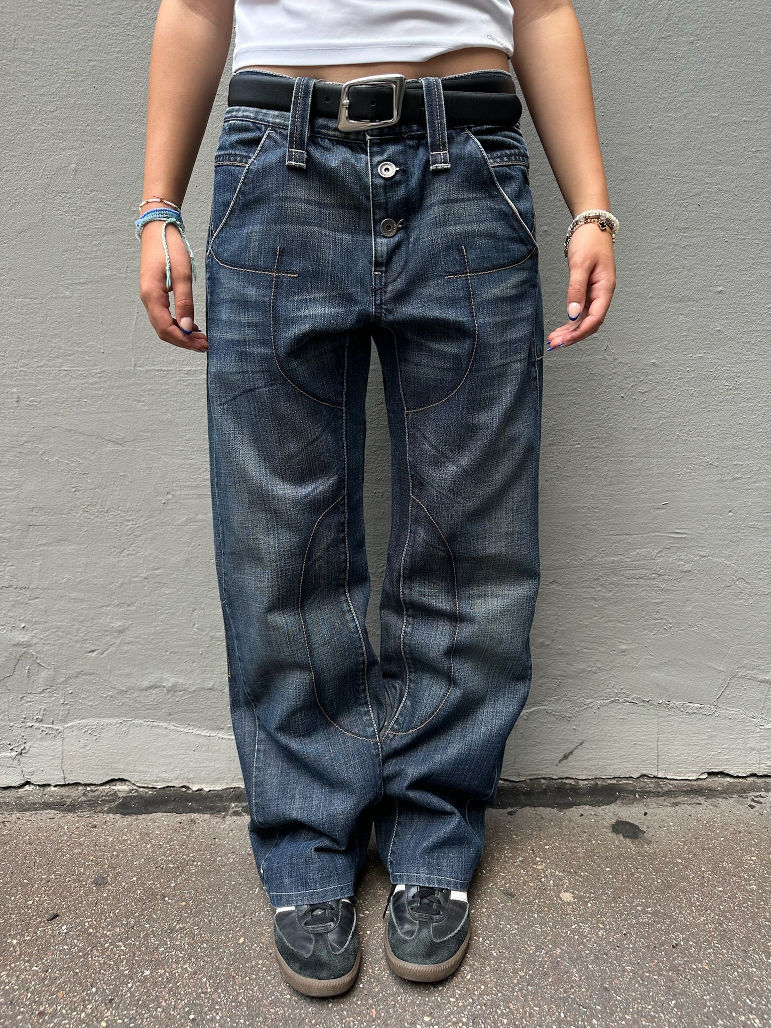 Tragebild Vintage Baggy Low waist Jeans s/m vor grauer wand