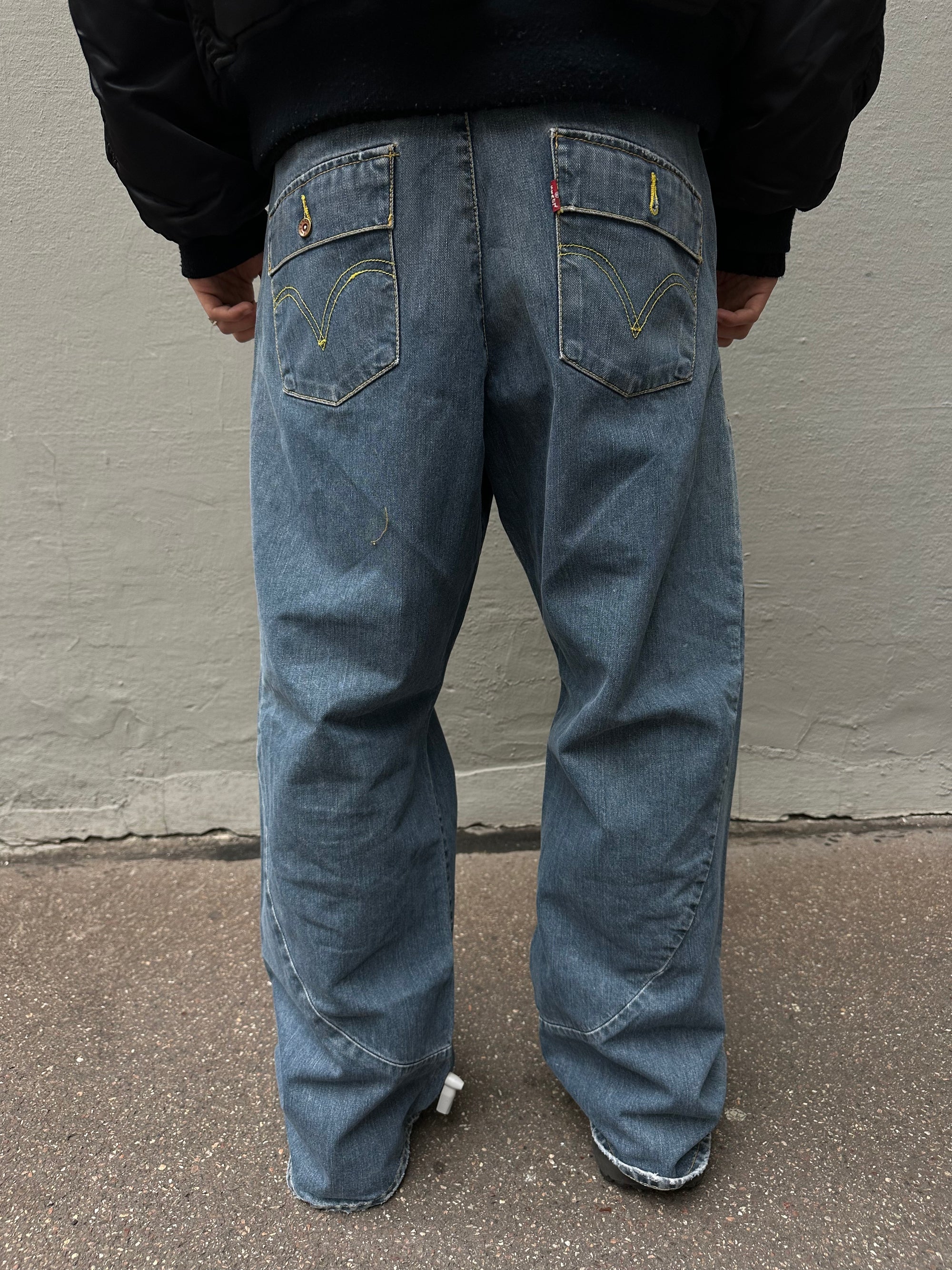 Tragebild Levi’s baggy jeans vor grauer wand von hinten.