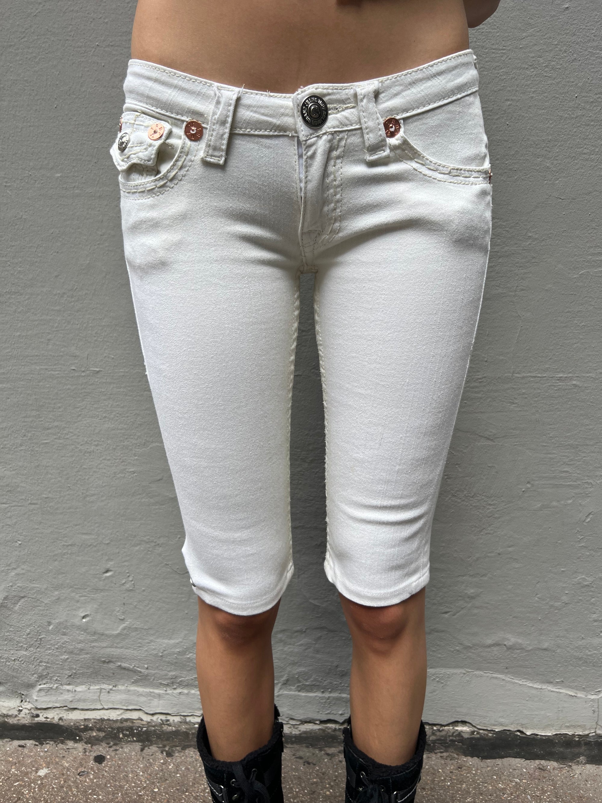 Zu sehen ist eine cremefarbene Capri Hose von True Religion.