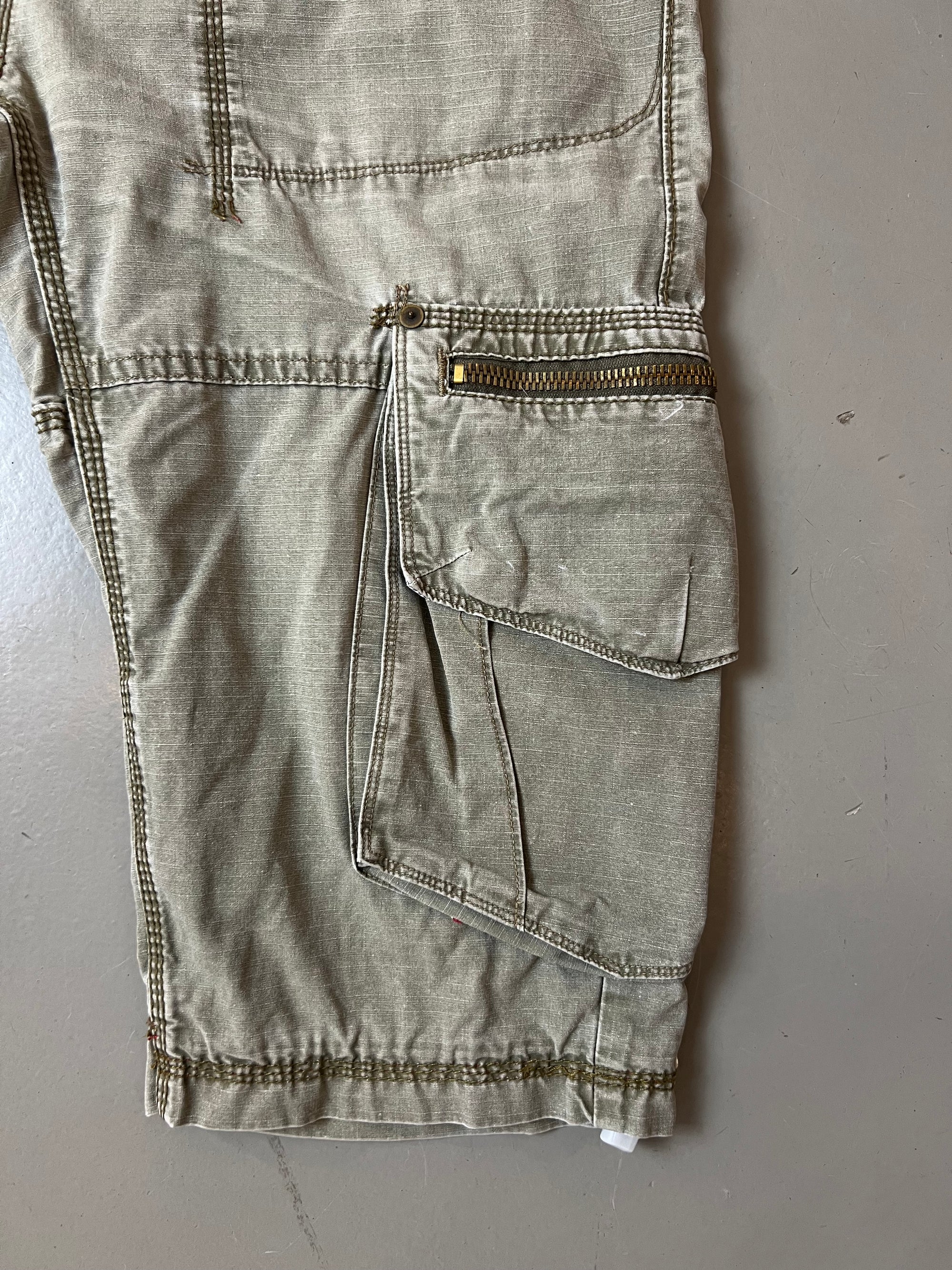 Vintage Levi’s Cargo Shorts L