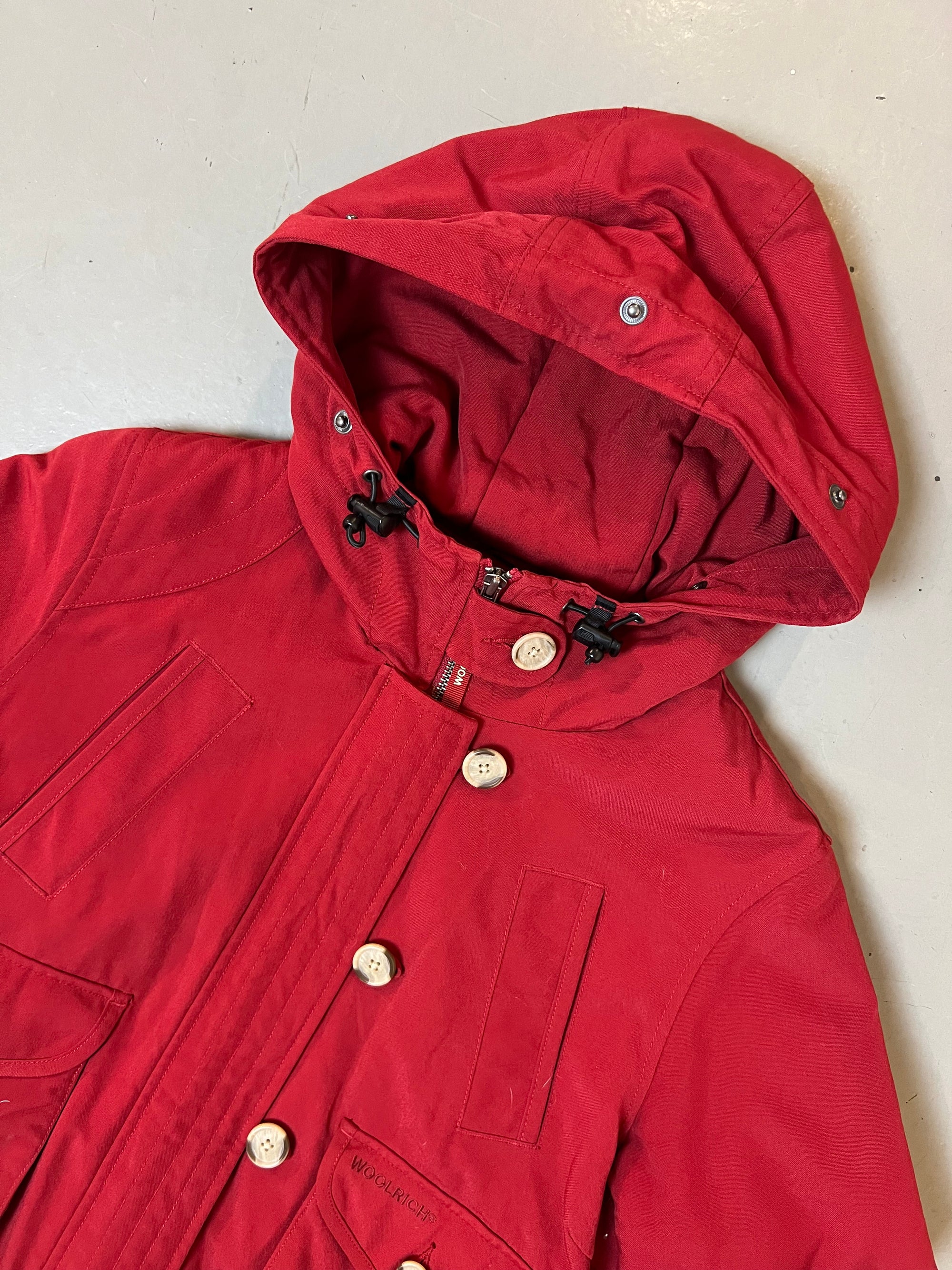 Zu sehen ist eine rote cropped Jacke von Woolrich