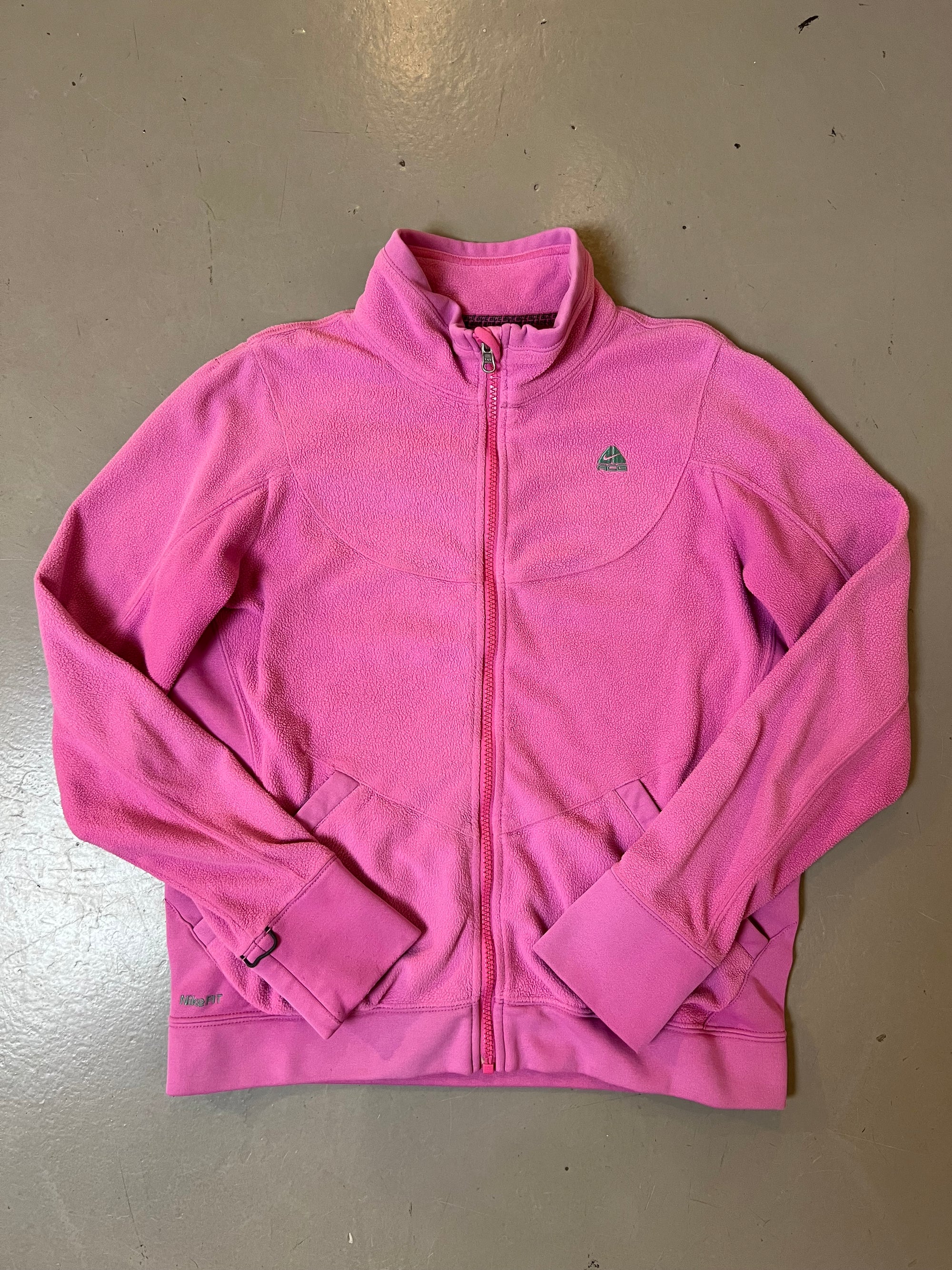 Zu sehen ist eine Pinke Fleece Jacke von Nike ACG