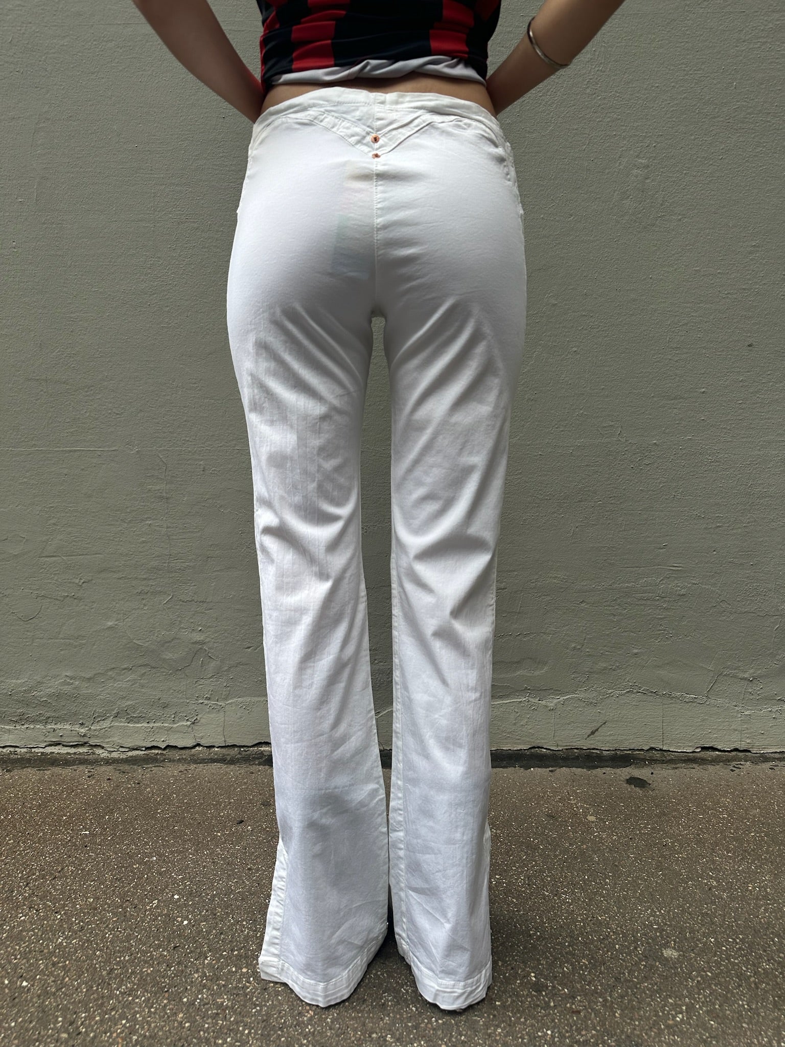 Tragebild vintage pit stop white summer pants von hinten