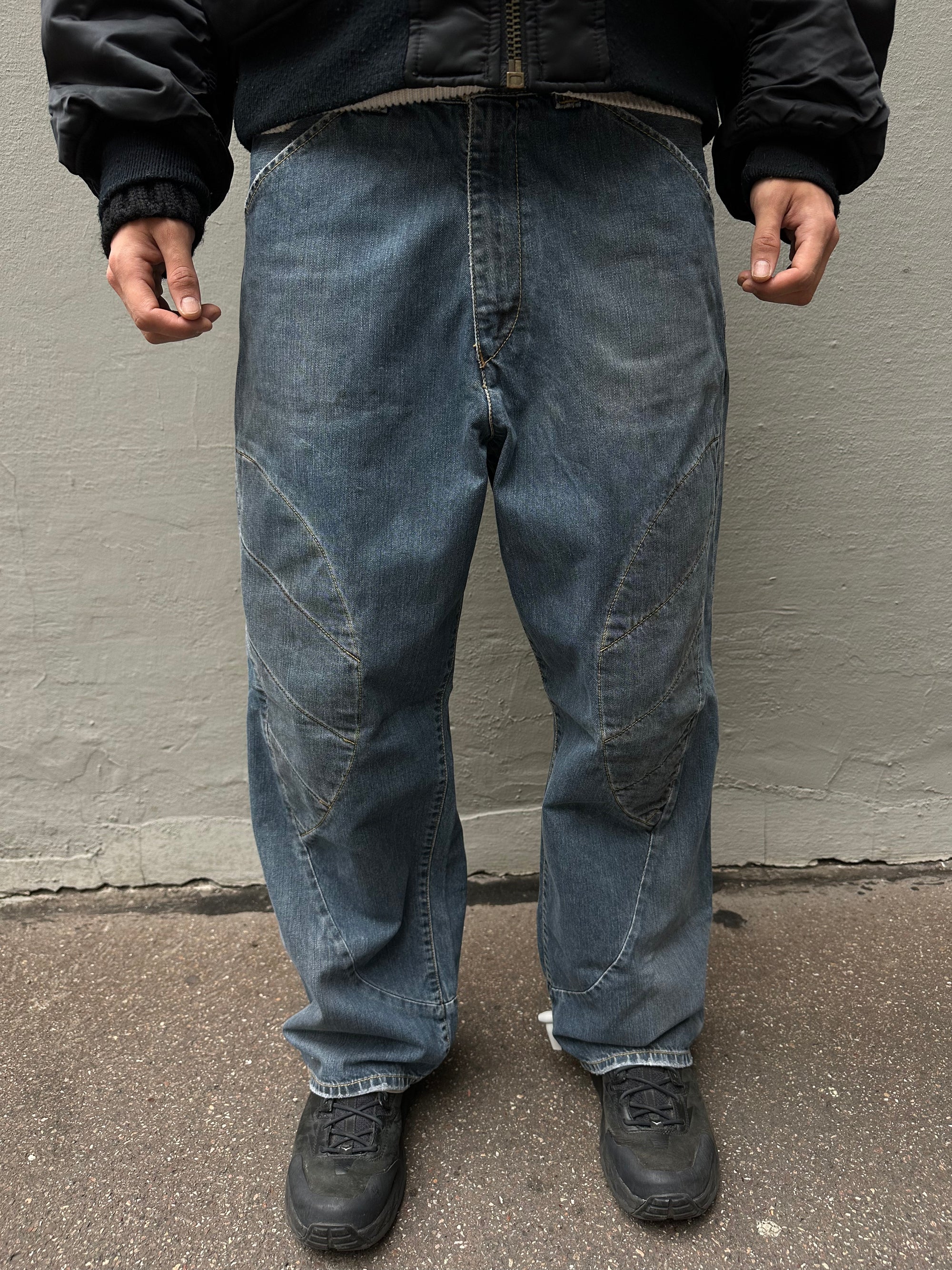 Tragebild Levi’s baggy jeans vor grauer Wand von vorne.