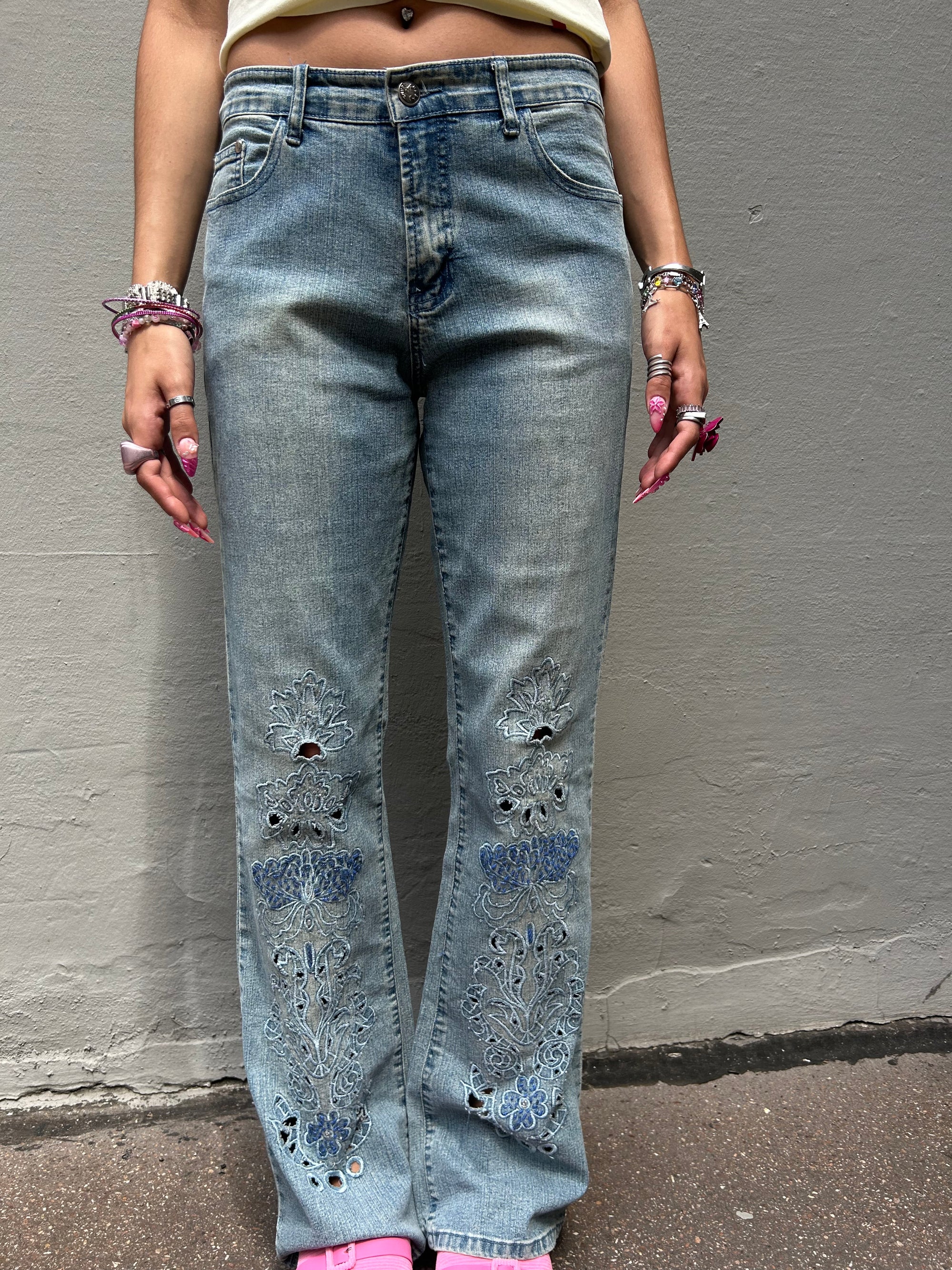 Tragebild Vintage Flared Flower Stitching Jeans s vor grauer wand 
