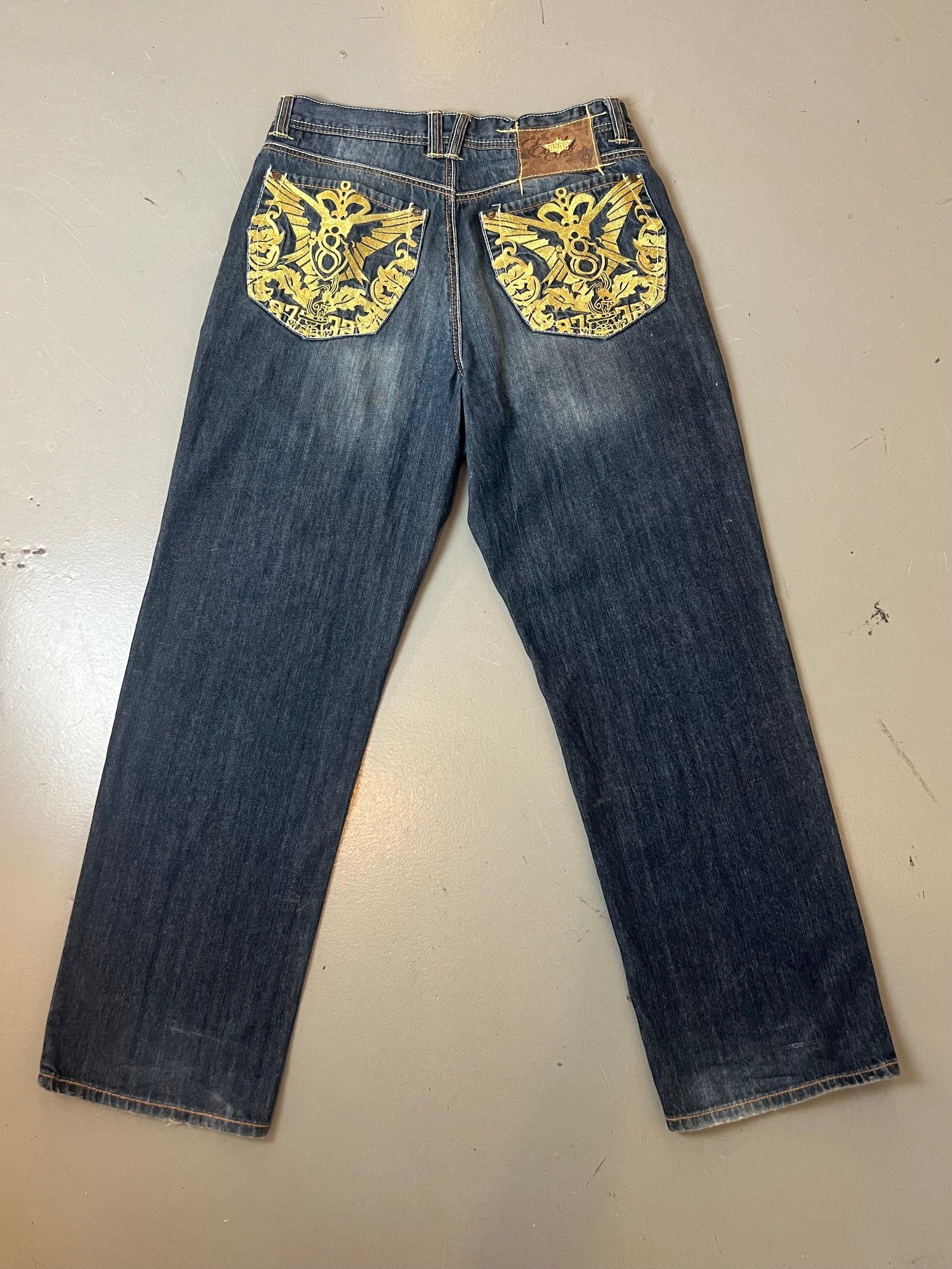 Zu sehen ist eine Vintage Baggy Ed Hardy Jeans vor einem grauen Hintergrund