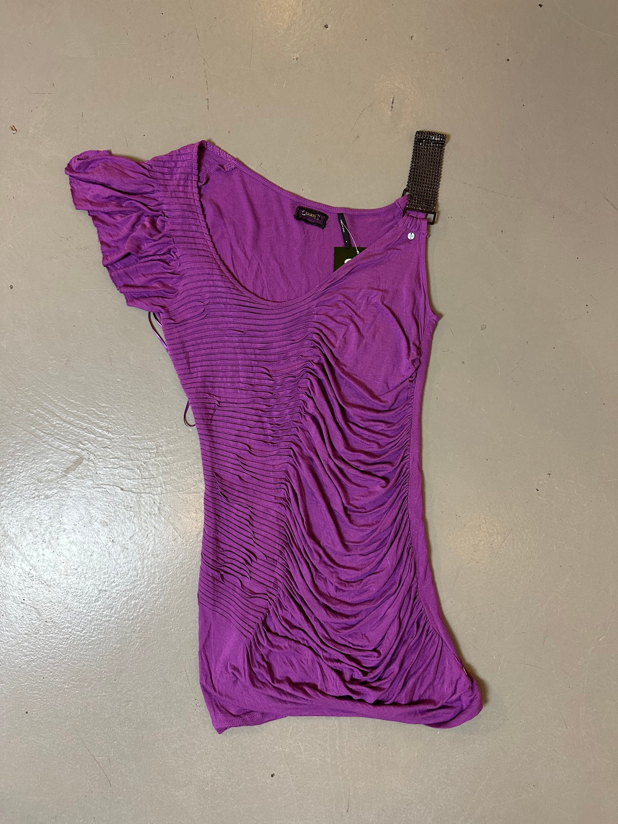 Zu sehen ist ein Lila Mini Kleid/Top von Guess mit unsymmetrischen Ärmeln und Riffelung.