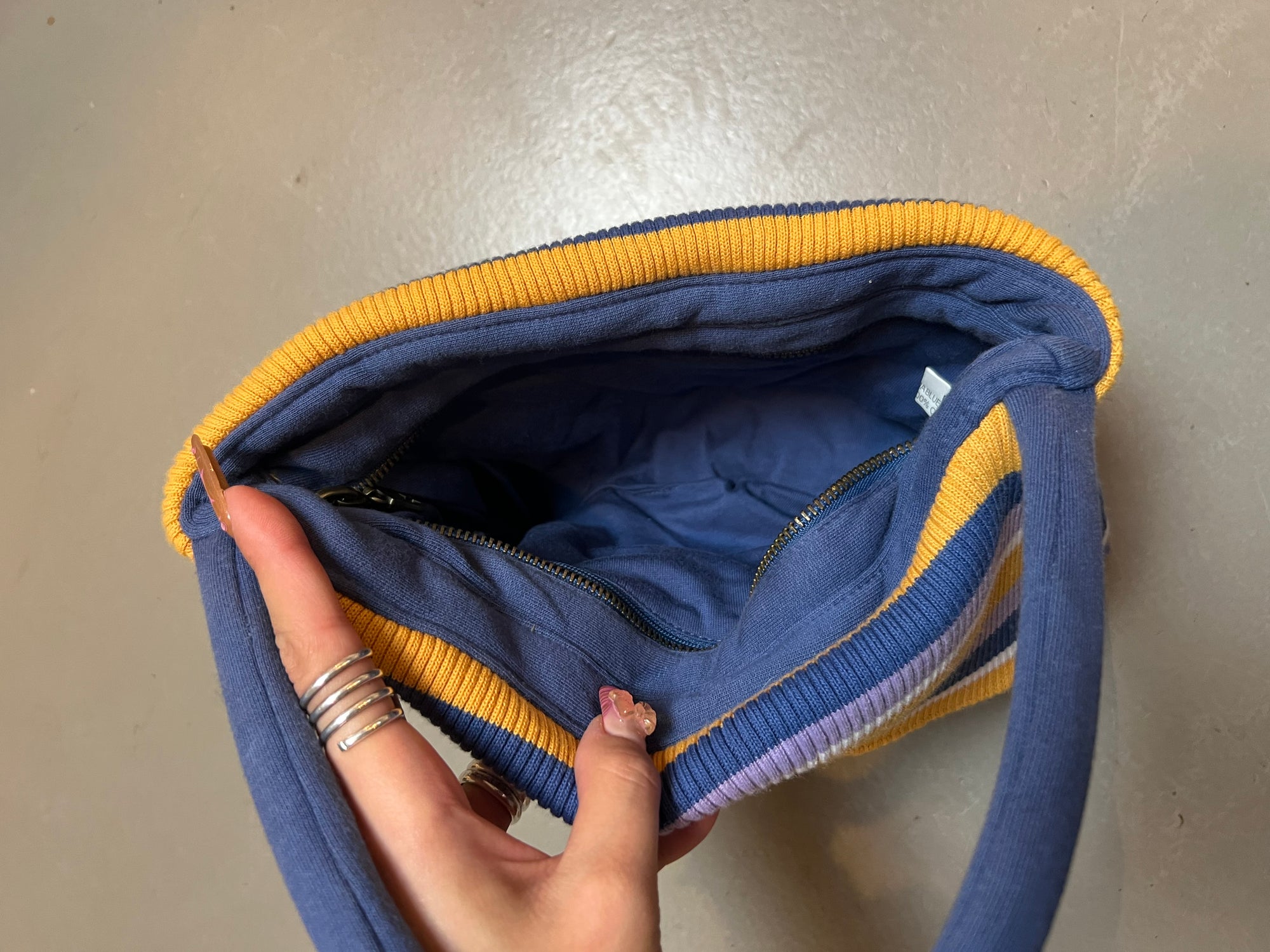 Zu sehnest eine blau gelbe stofftasche von converse im 80s Stil 