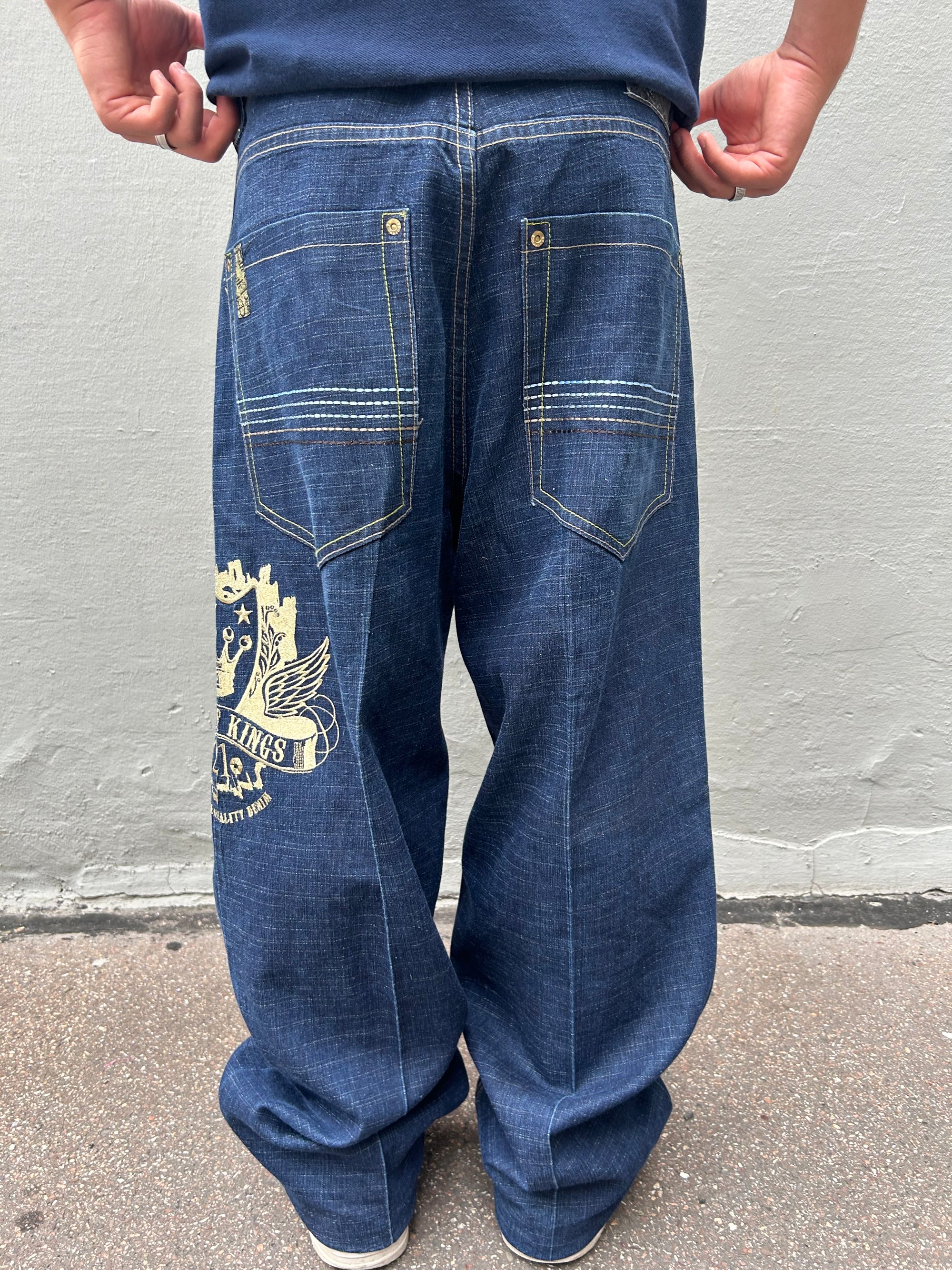 Zu sehen ist eine dunkelblaue baggy Jeans mit Gold Print von soutpole in L