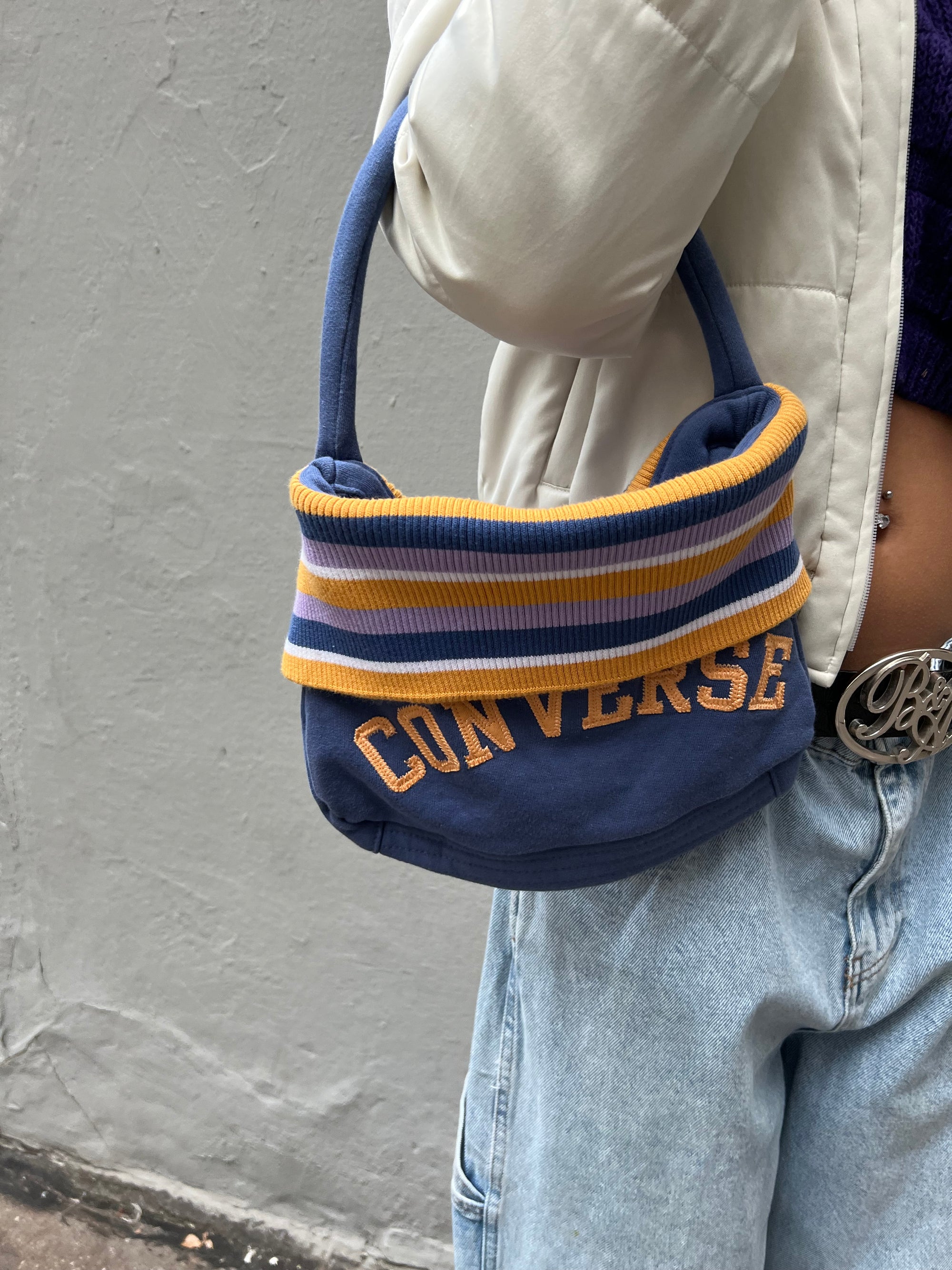 Zu sehnest eine blau gelbe stofftasche von converse im 80s Stil 