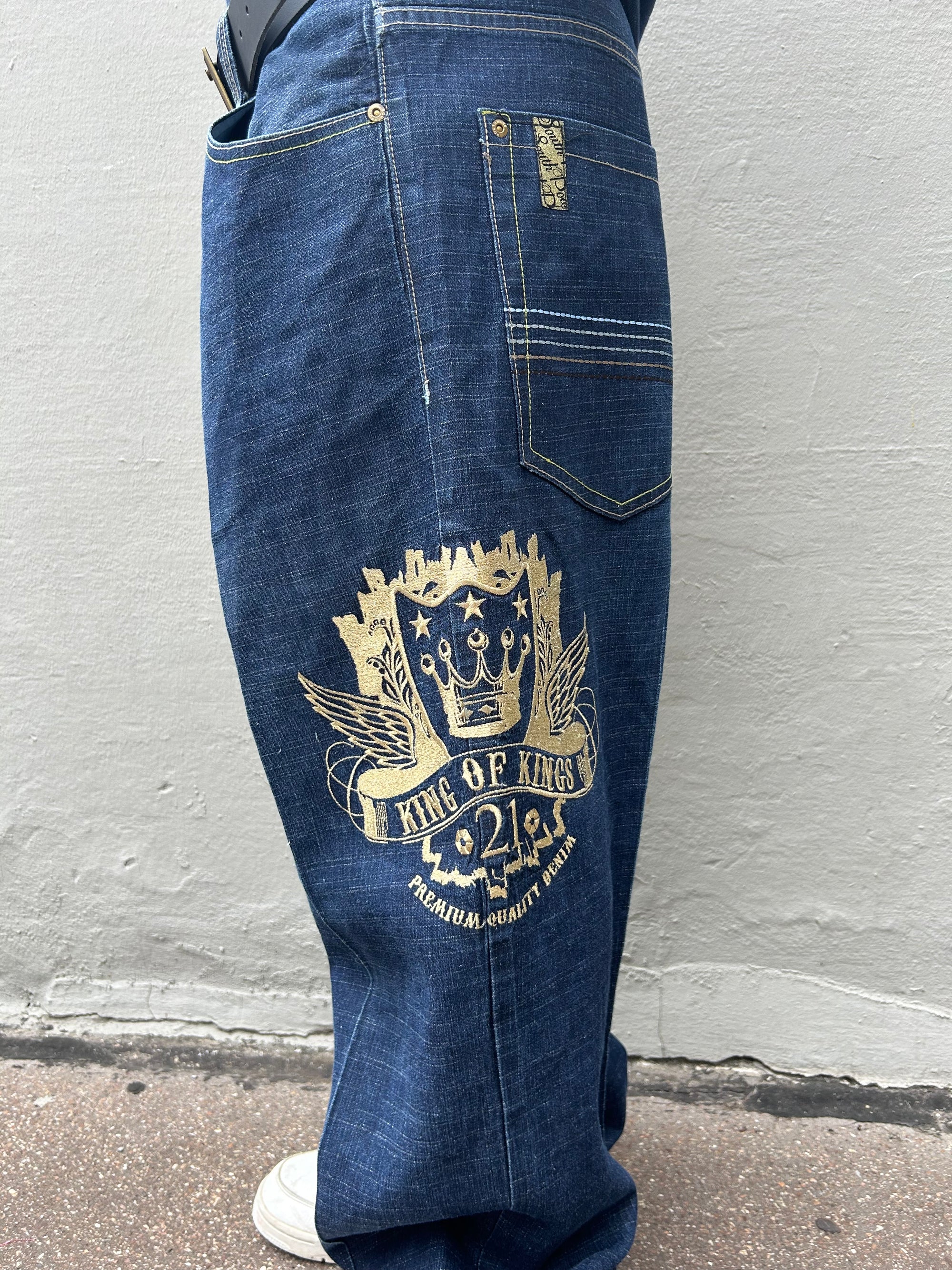 Zu sehen ist eine dunkelblaue baggy Jeans mit Gold Print von soutpole in L