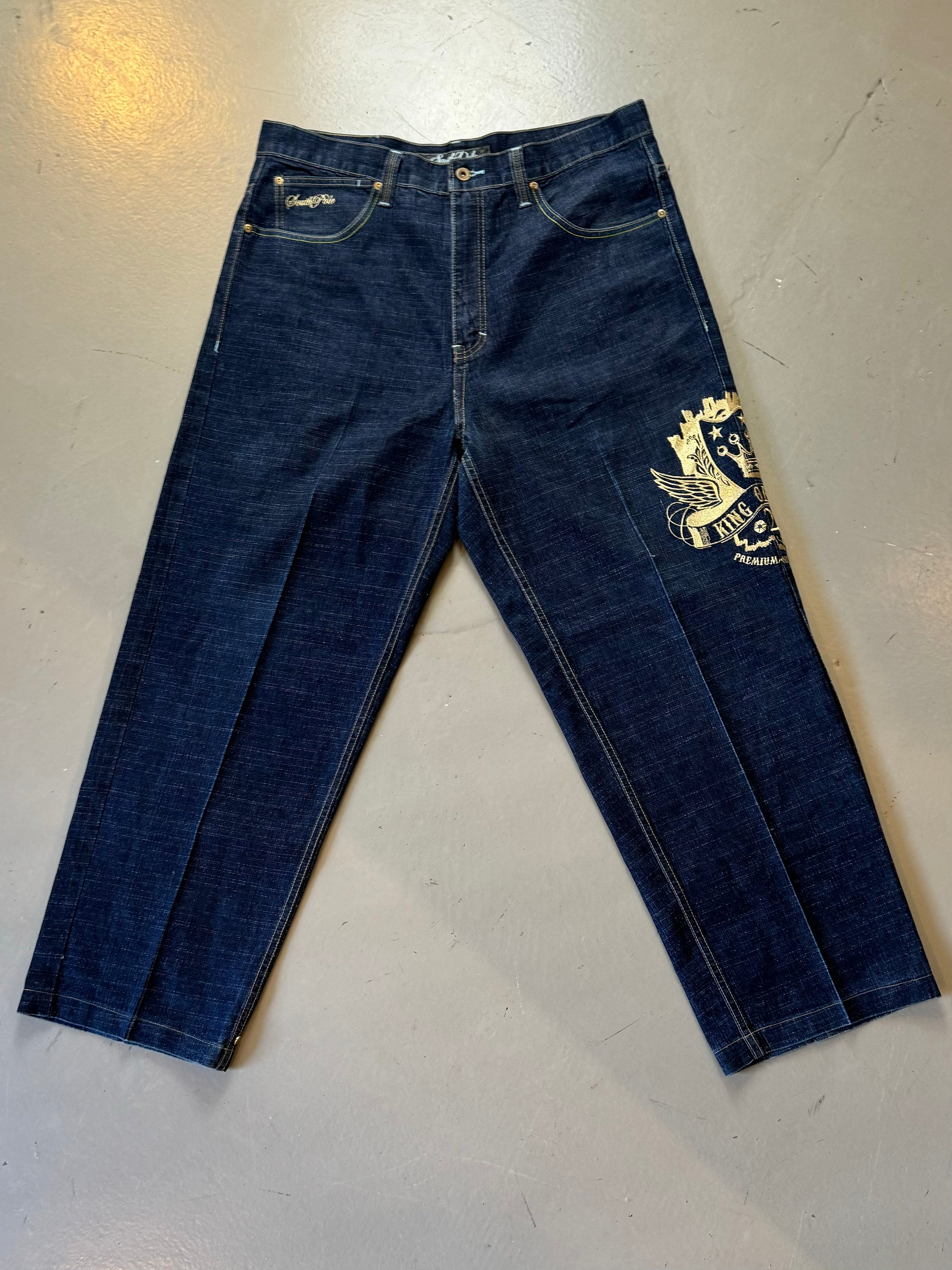 Zu sehen ist eine dunkelblaue baggy Jeans mit Gold Print von soutpole in L