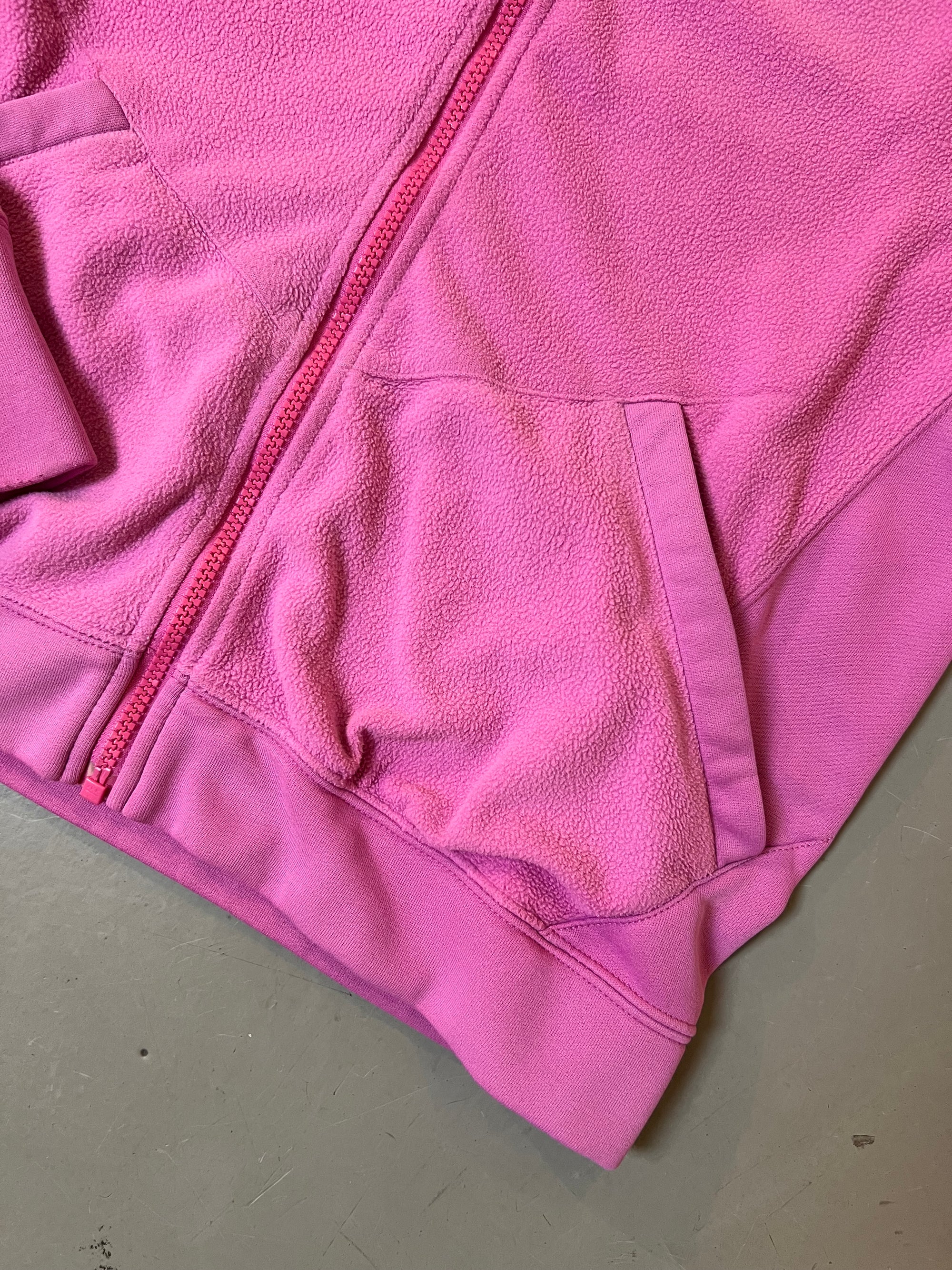 Zu sehen ist eine Pinke Fleece Jacke von Nike ACG