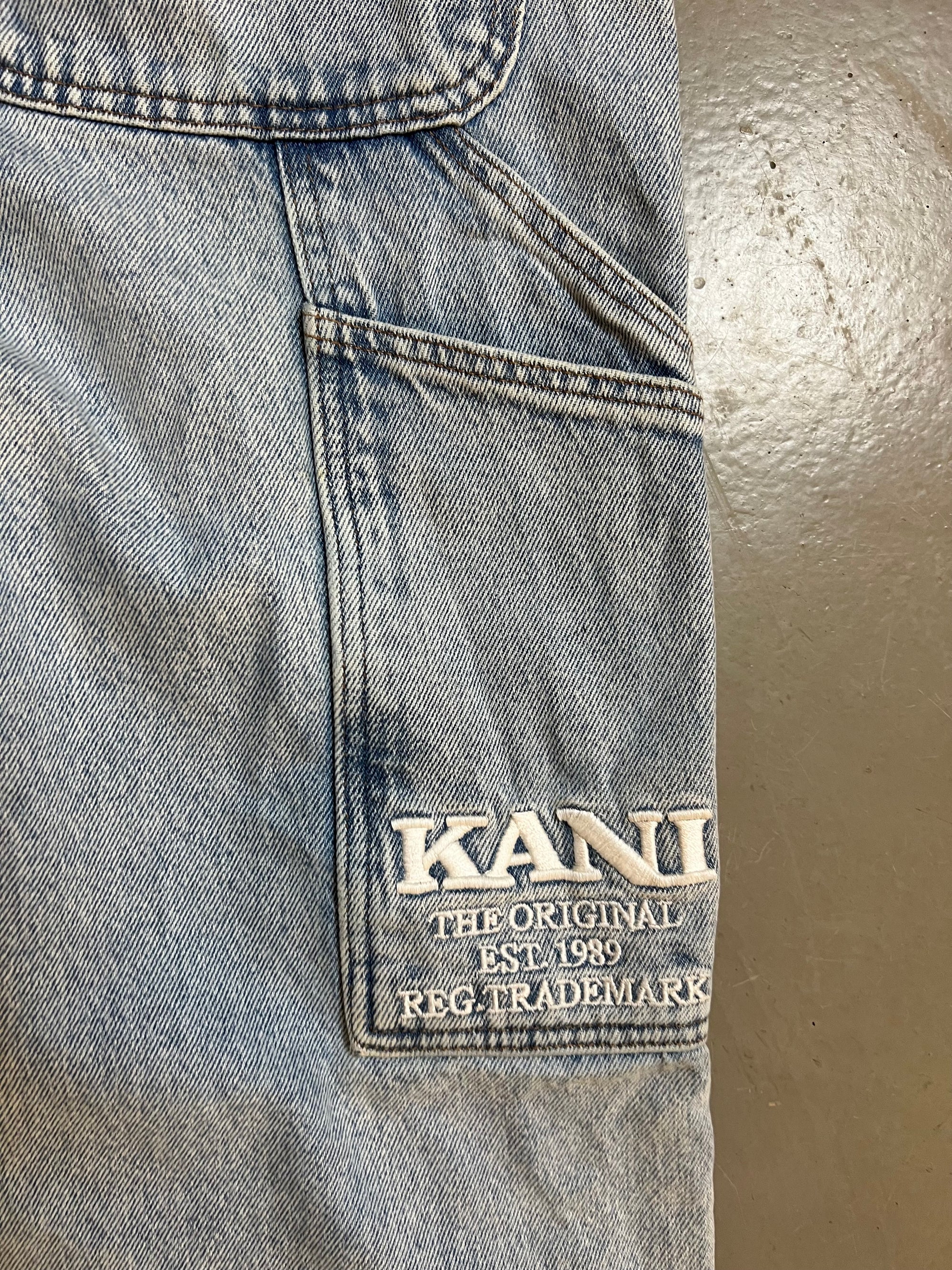 Zu sehen ist eine hellblaue baggy Jeans von Karl kani