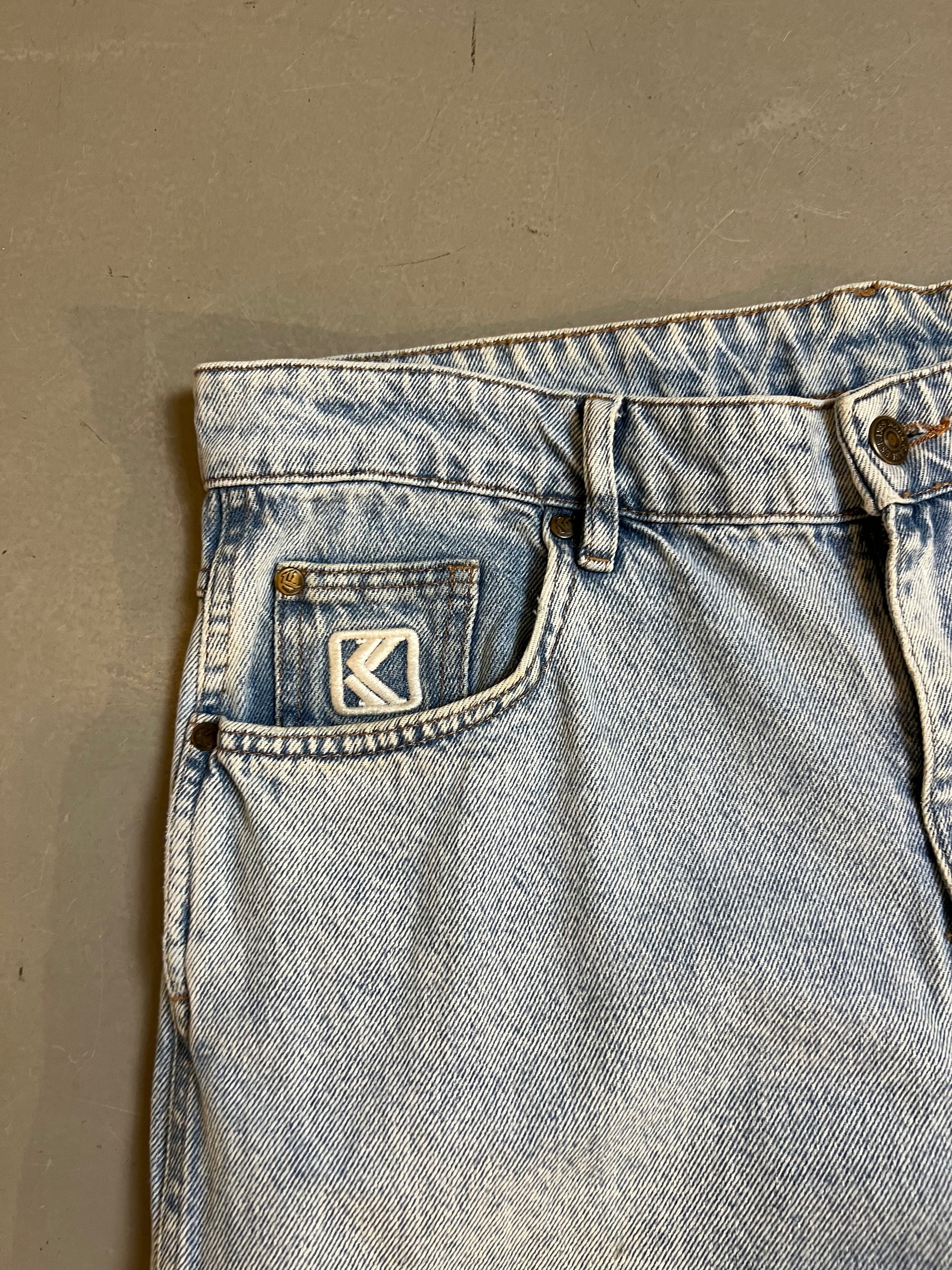 Zu sehen ist eine hellblaue baggy Jeans von Karl kani