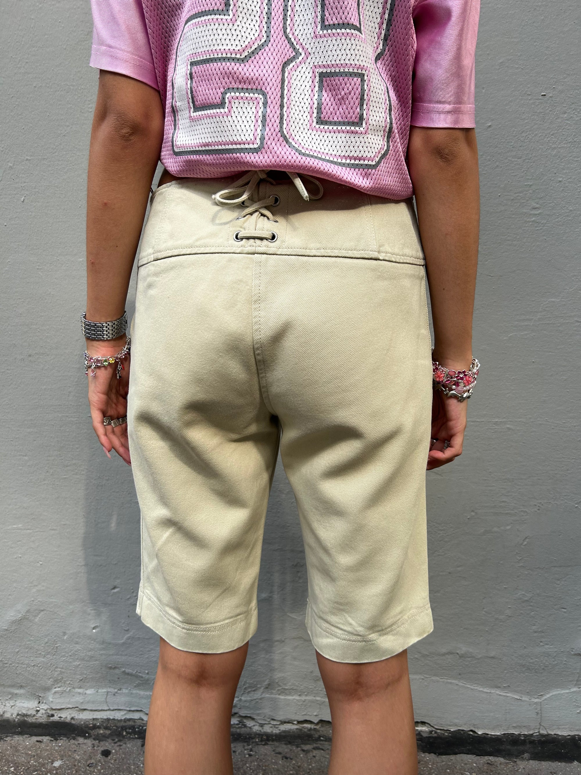 Zu sehen ist eine Beige Capri Hose von Prada.