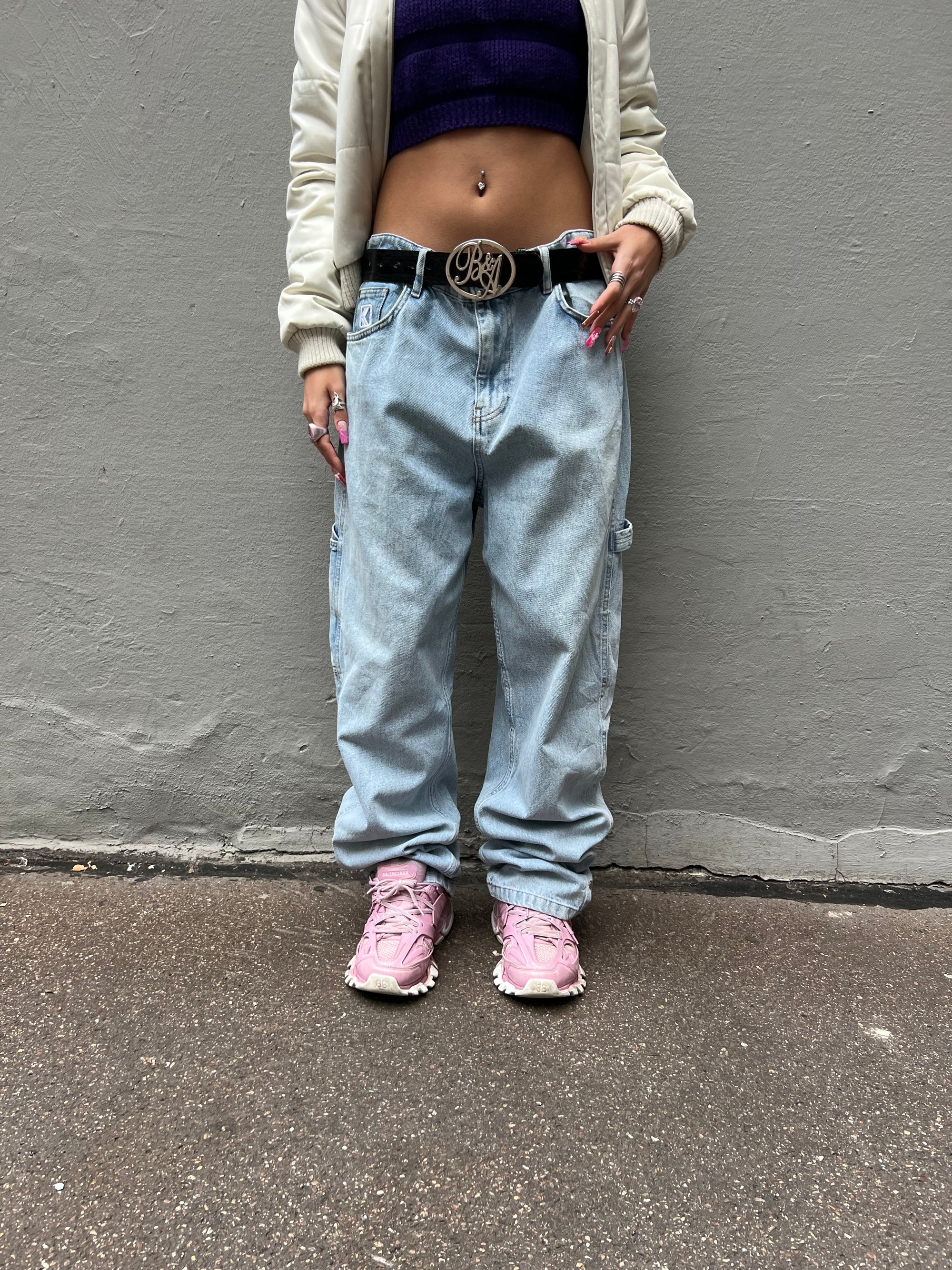 Zu sehen ist eine hellblaue baggy Jeans von Karl kani