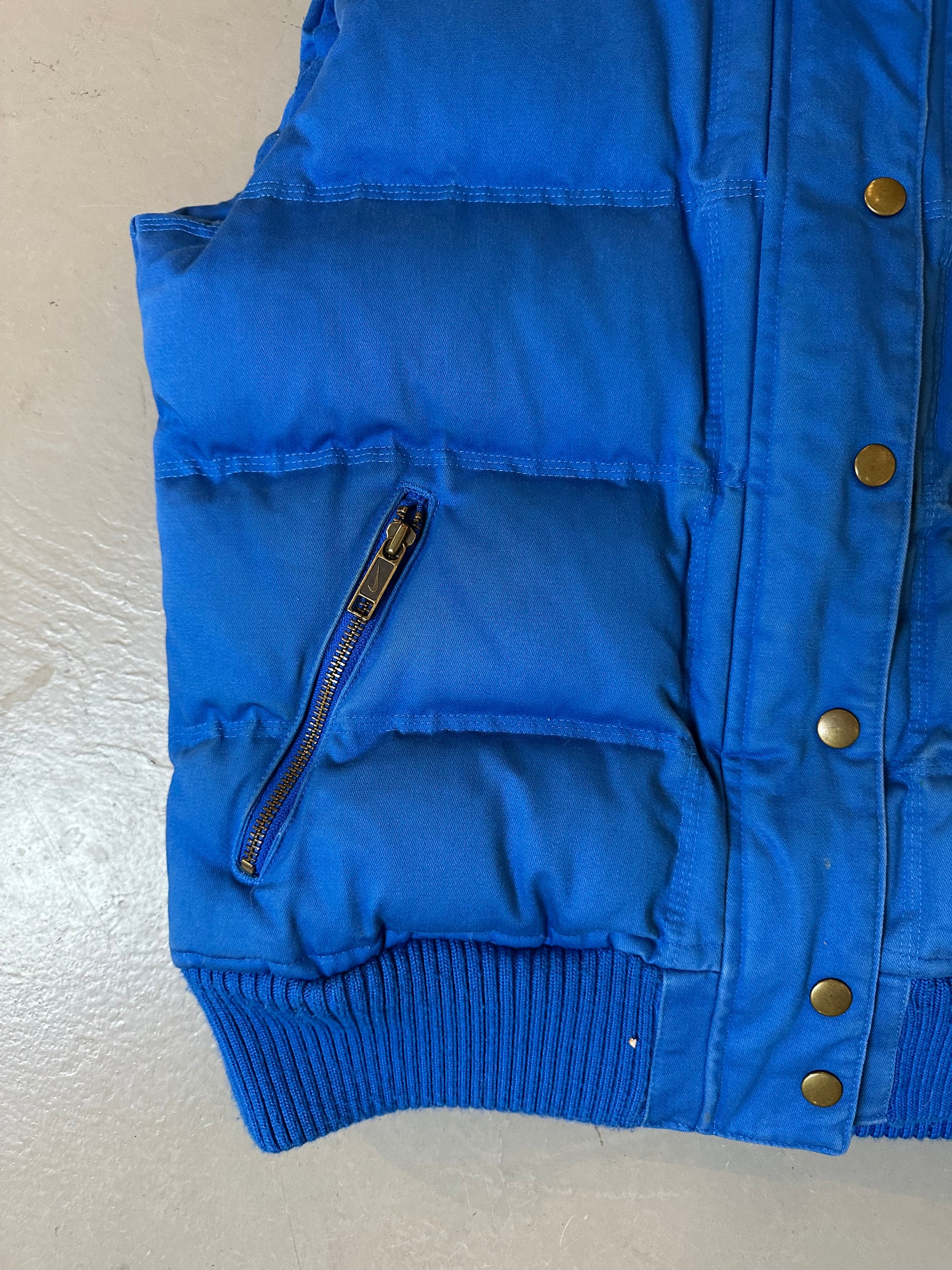 Zu sehen ist eine blaue Puffer este von Nike in M/L