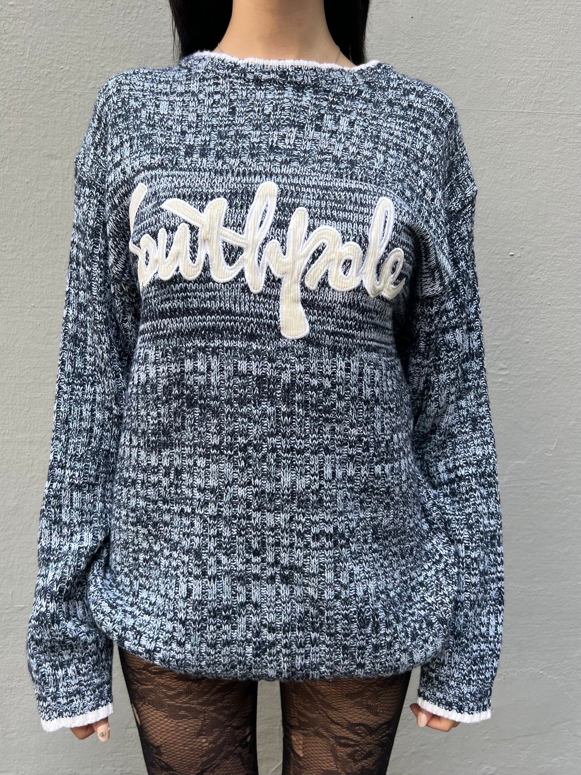 Zu sehen ist ein blau grauer Strickpullover von Southpole in XL