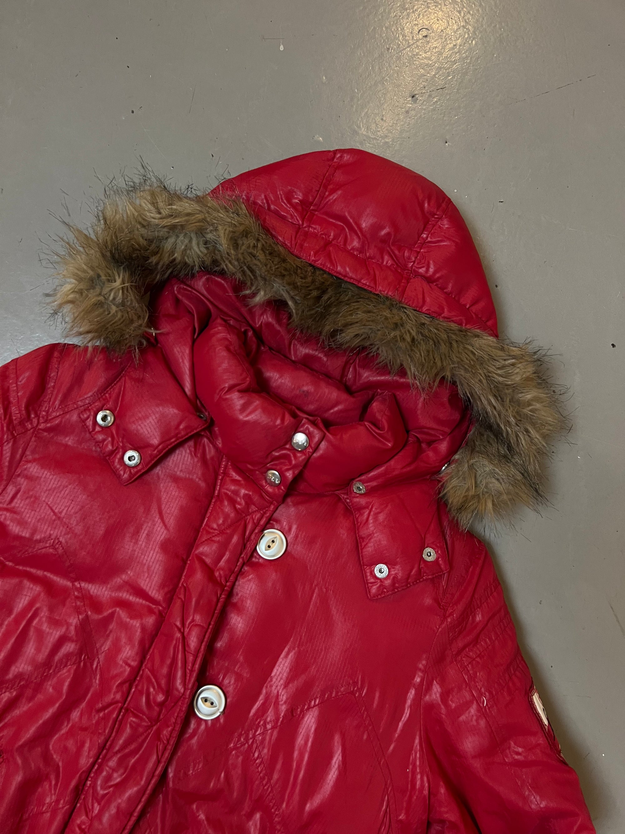 Zu sehen ist eine Pink/rote Pufferjacke von Lee cropped mit Fell Kaputze