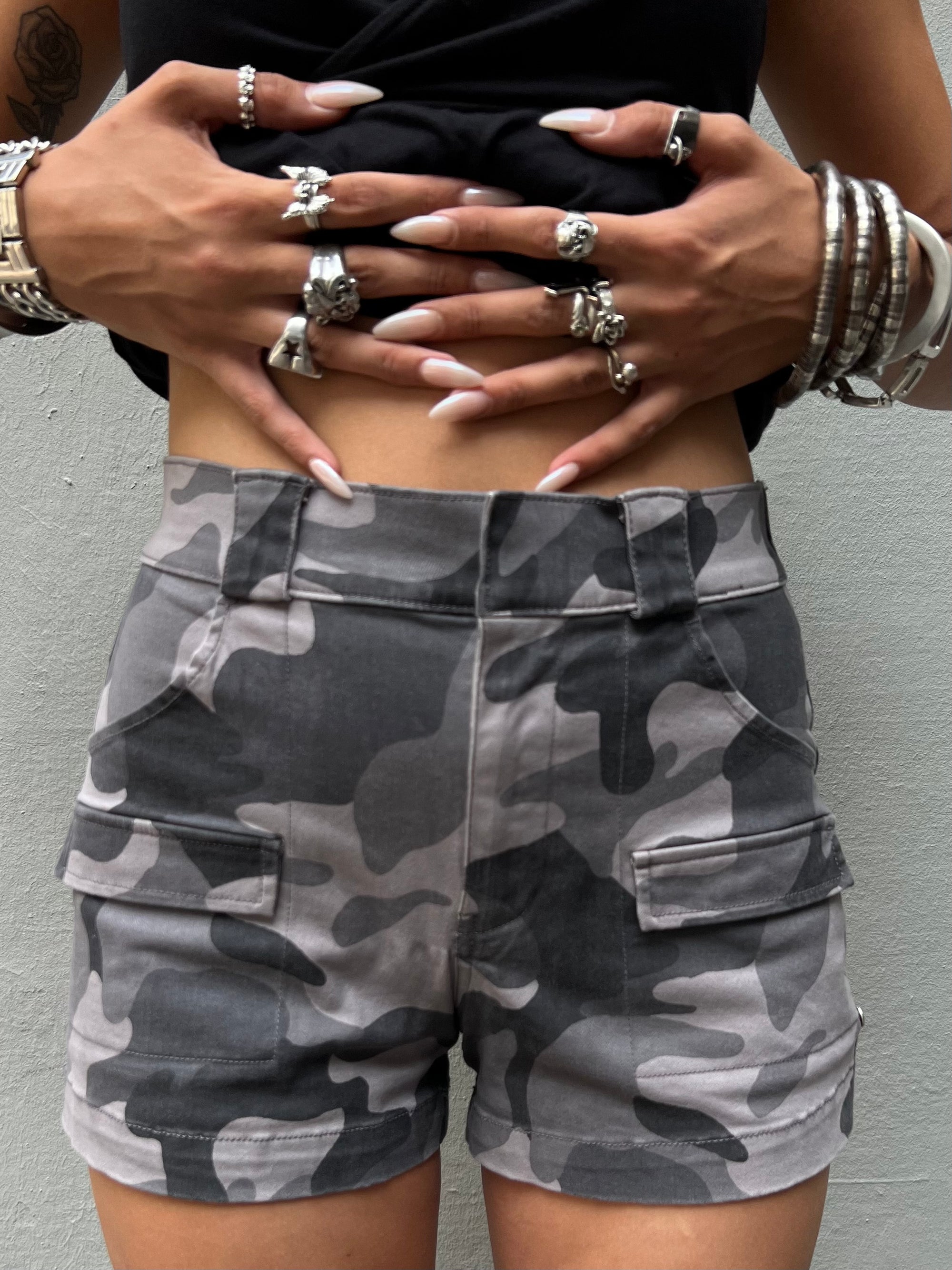 Zu sehen ist eine kurze graue Camo Hose.