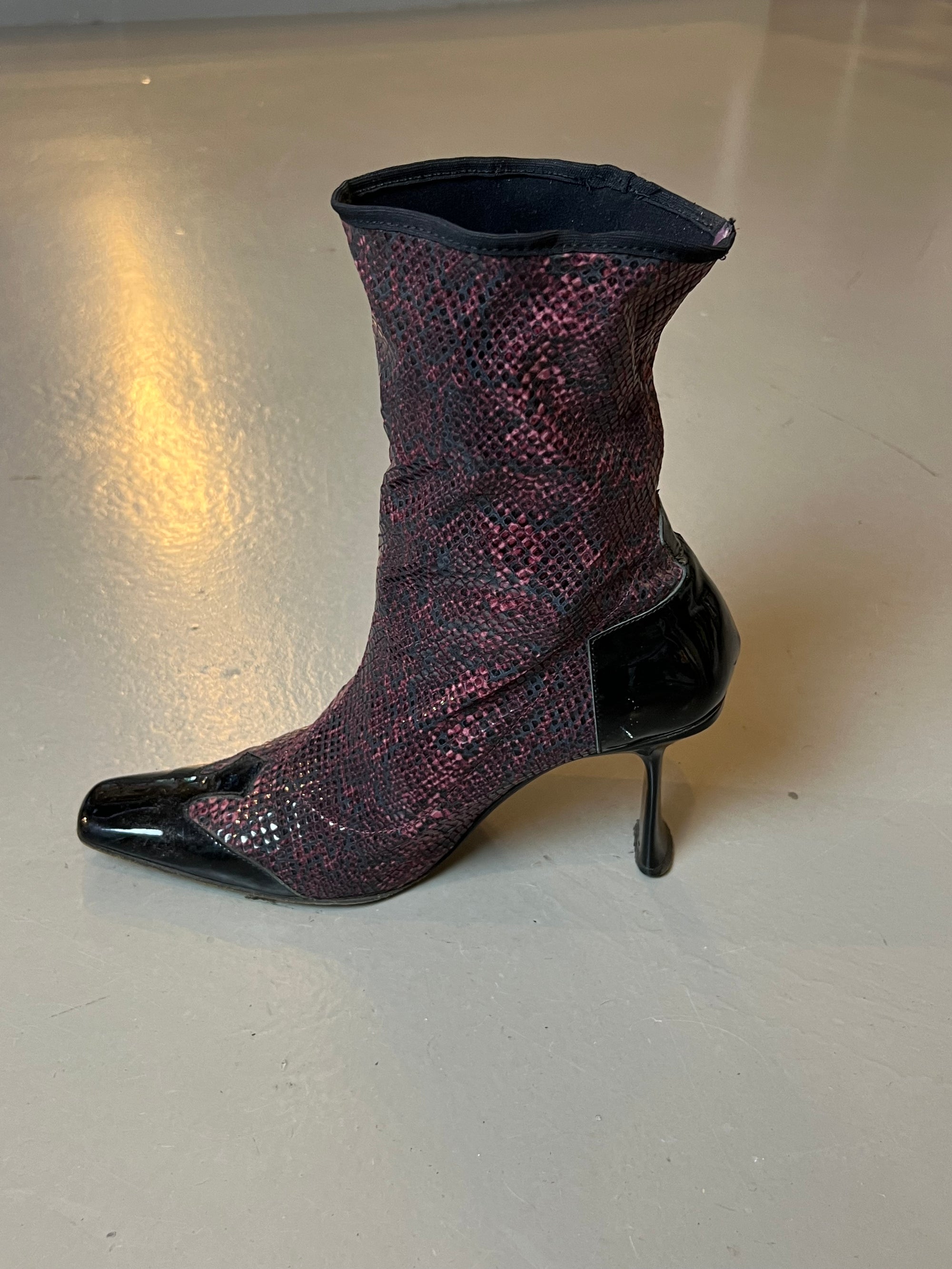 Zu sehen ist ein lila Vintage Snake Heel vor einem grauen Hintergrund.