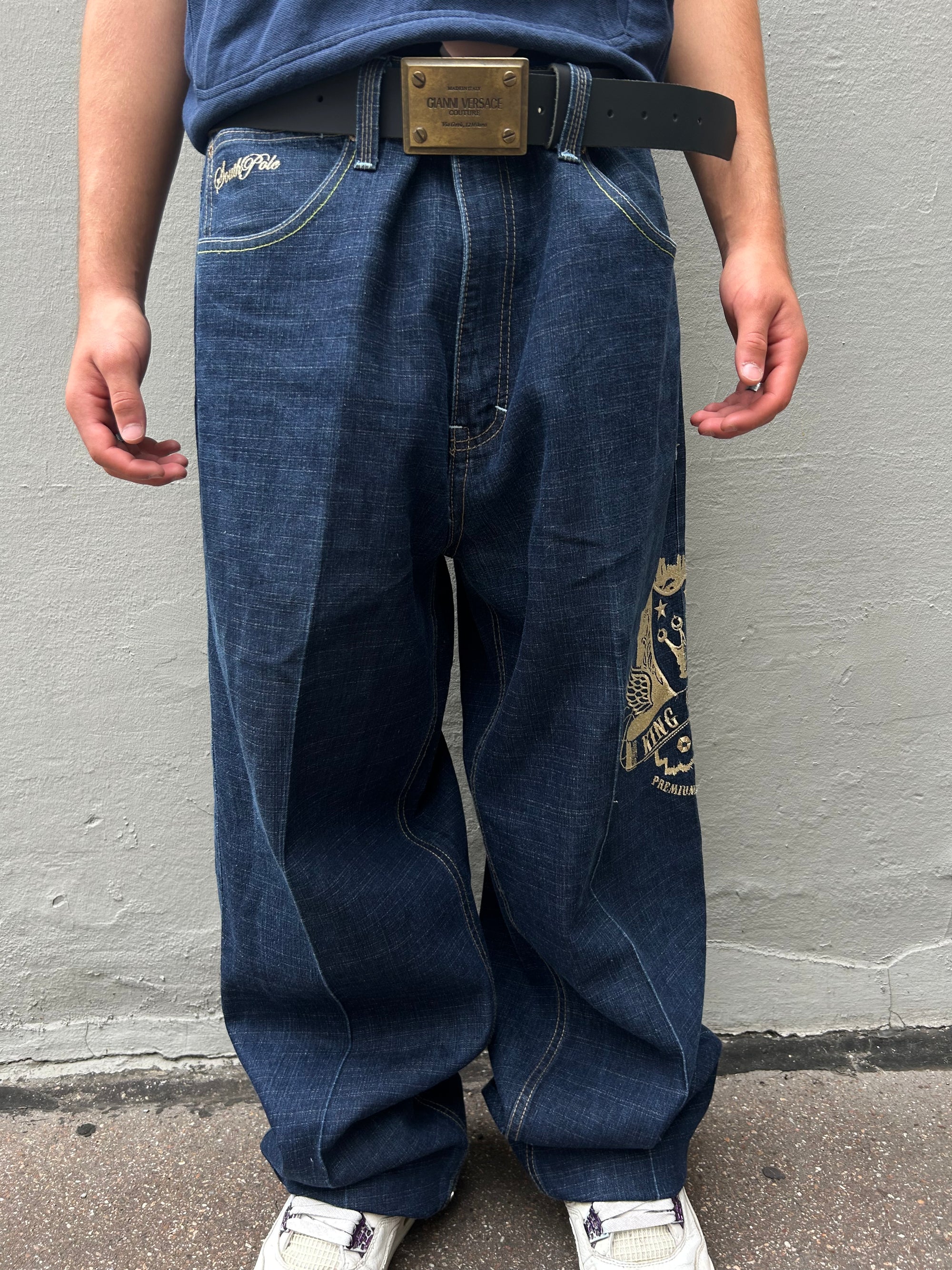 Zu sehen ist eine dunkelblaue baggy Jeans mit Gold Print von soutpole in L