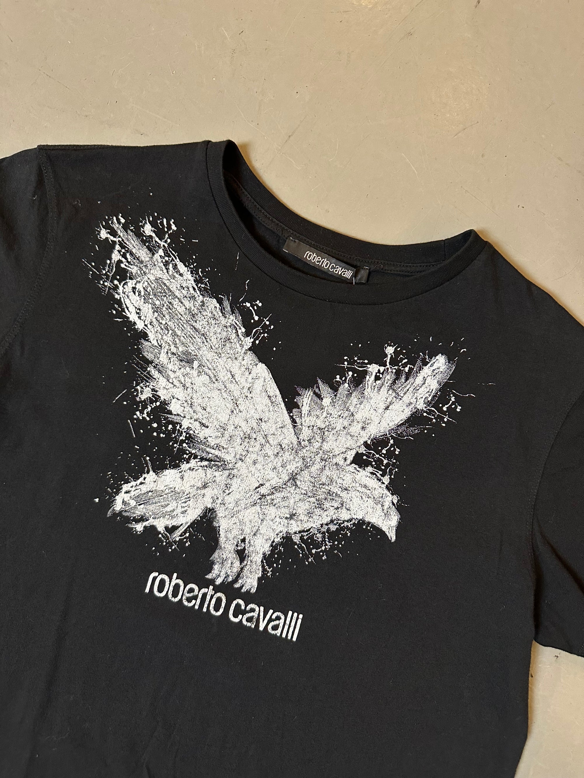 Zu sehen ist ein schwarzes Tshirt mit einem weißen Adler von Roberto cavalli 